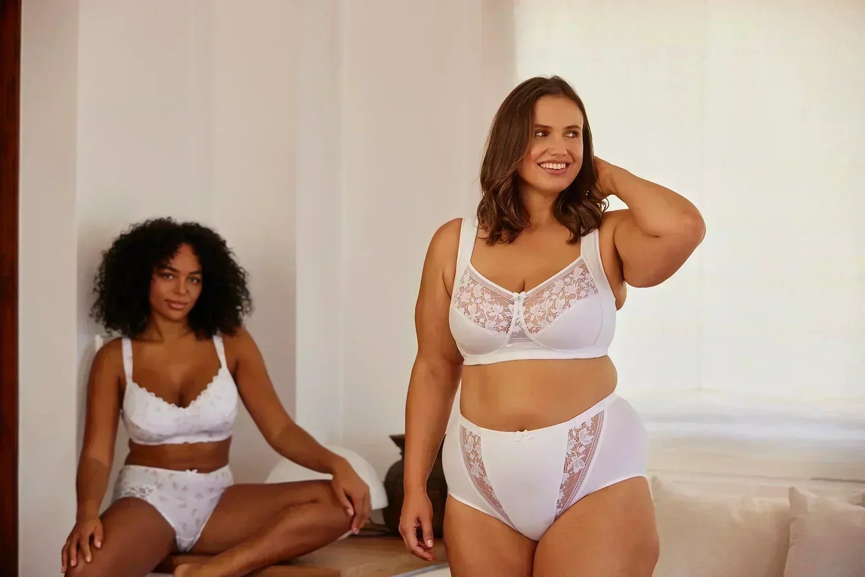 Ensemble lingerie blanc avec soutien-gorge et culotte taille haute