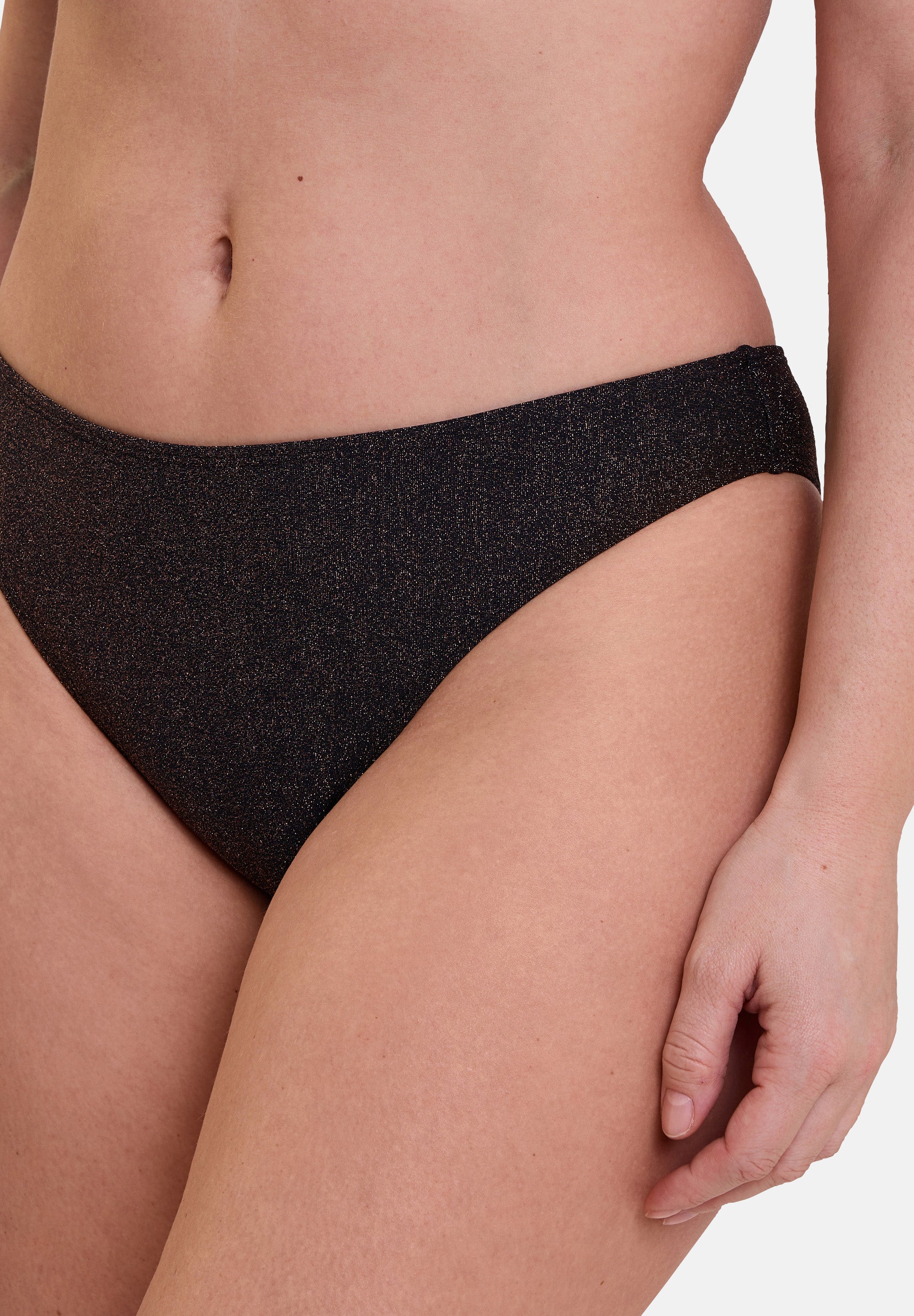 Zoom sur les détails du slip de bain échancré noir - pour femme