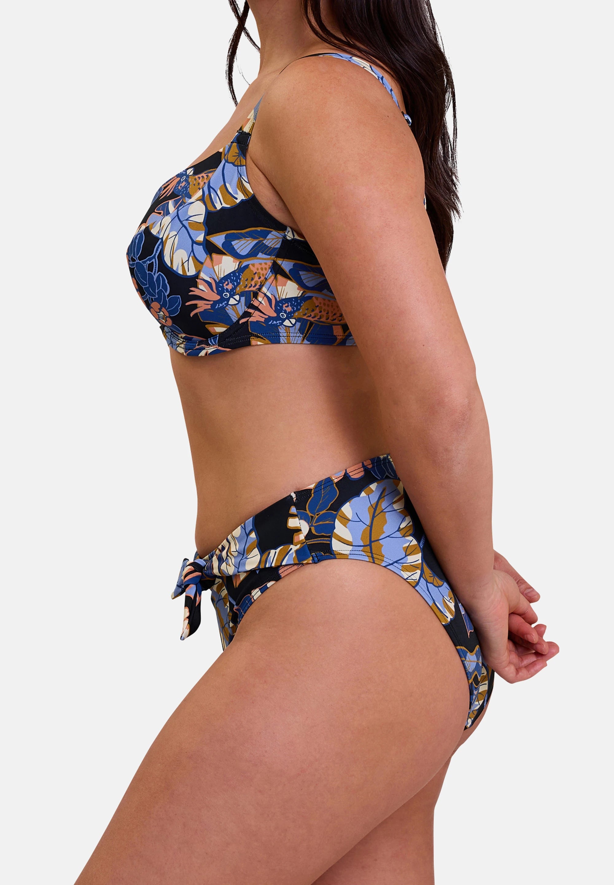 Parte superior del bikini con aros Fidji, estampado exótico negro – vista de perfil