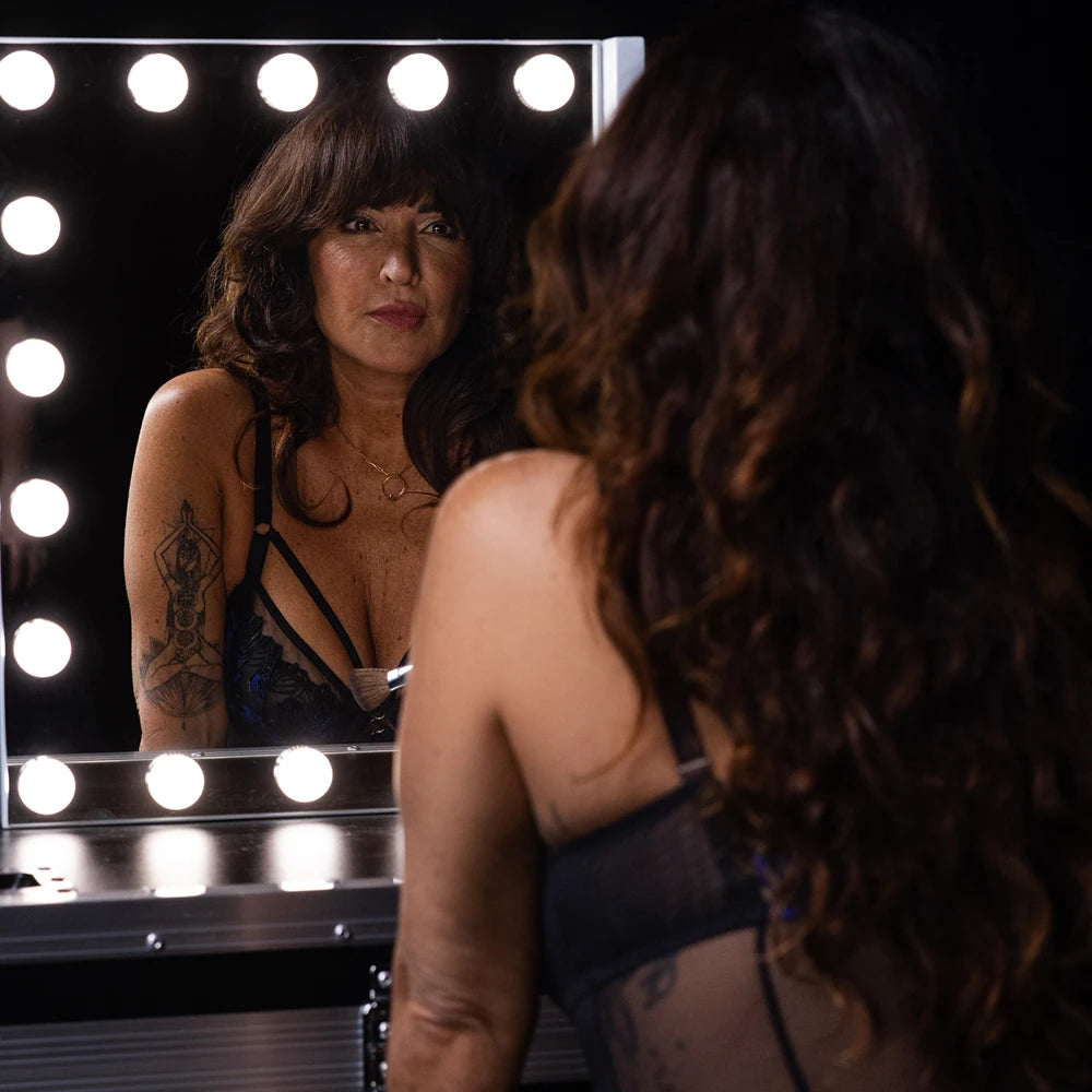 Mannequin portant un soutien-gorge corbeille bleu et noir brodé – vue de dos