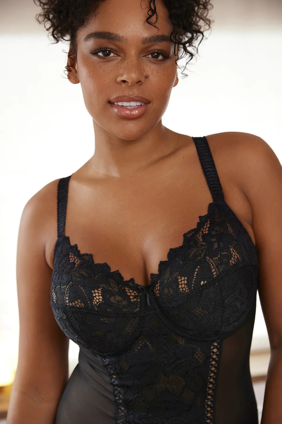 Zoom sur le décolleté du body noir en dentelle - pour femme