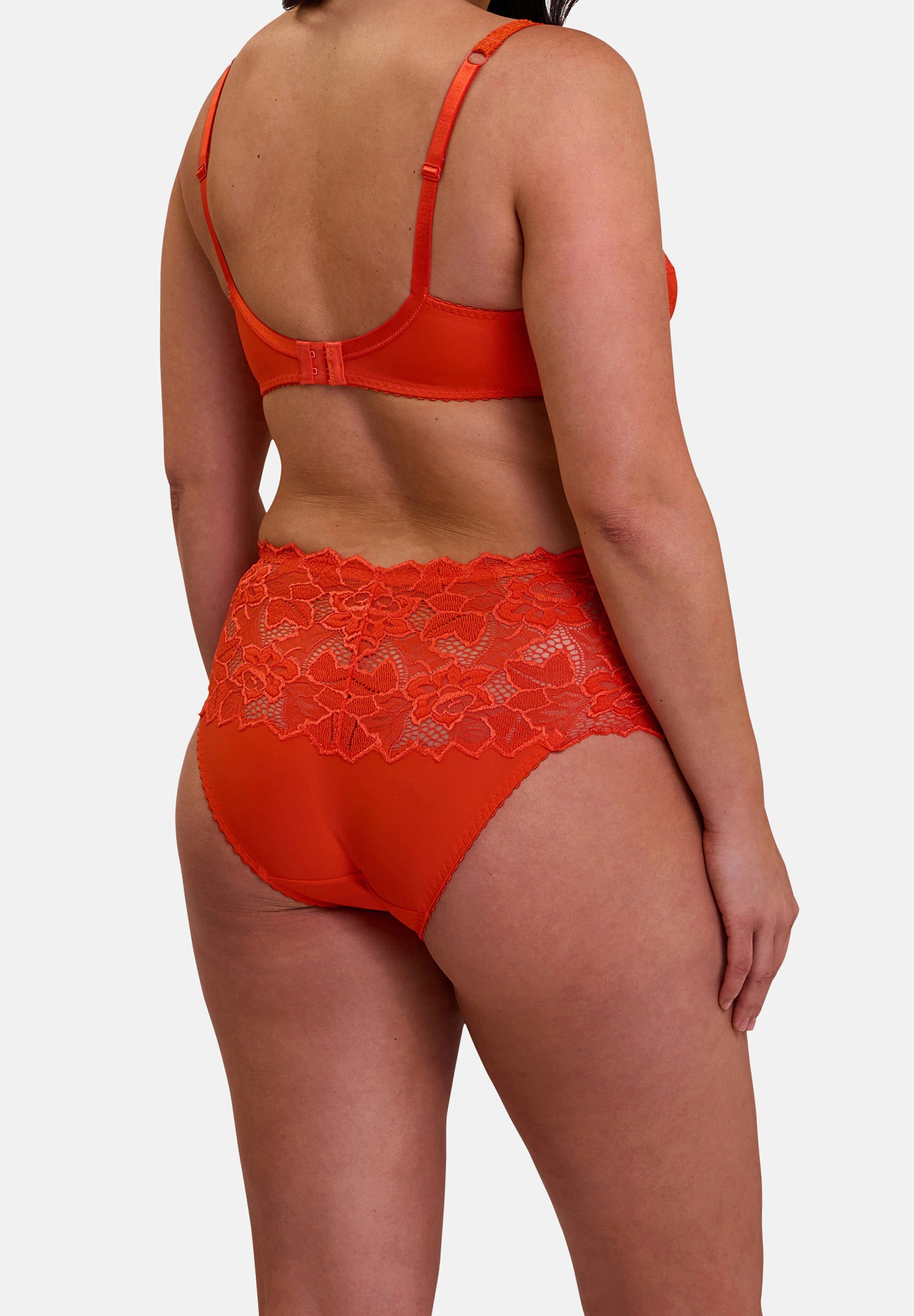 Model met set van 2 midi slips Arum Mandarijnoranje en Lavendel
