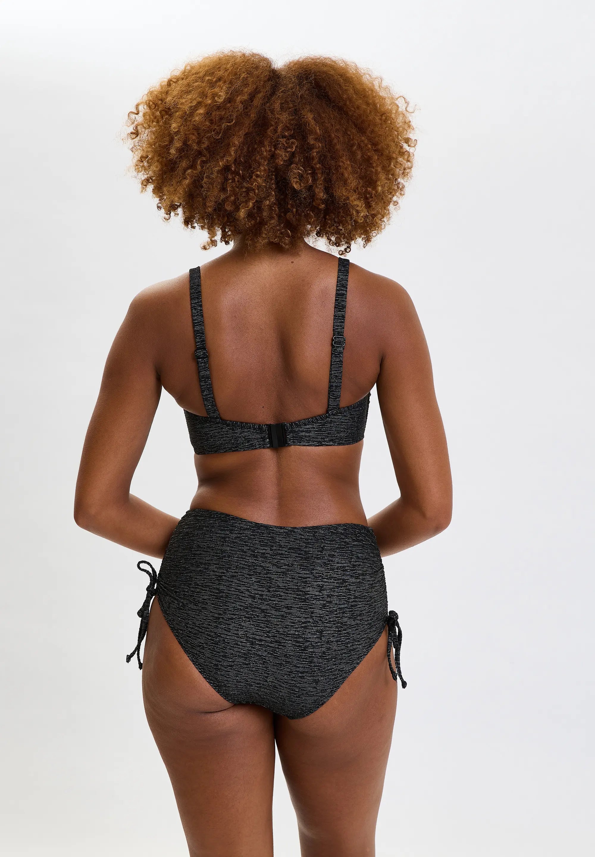 haut de maillot et culotte de bain taille haute pour femme en noir - vu de dos