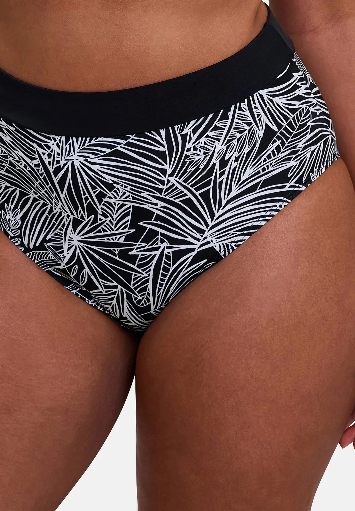Zoom sur l'imprimé palmier de la culotte de bain taille haute