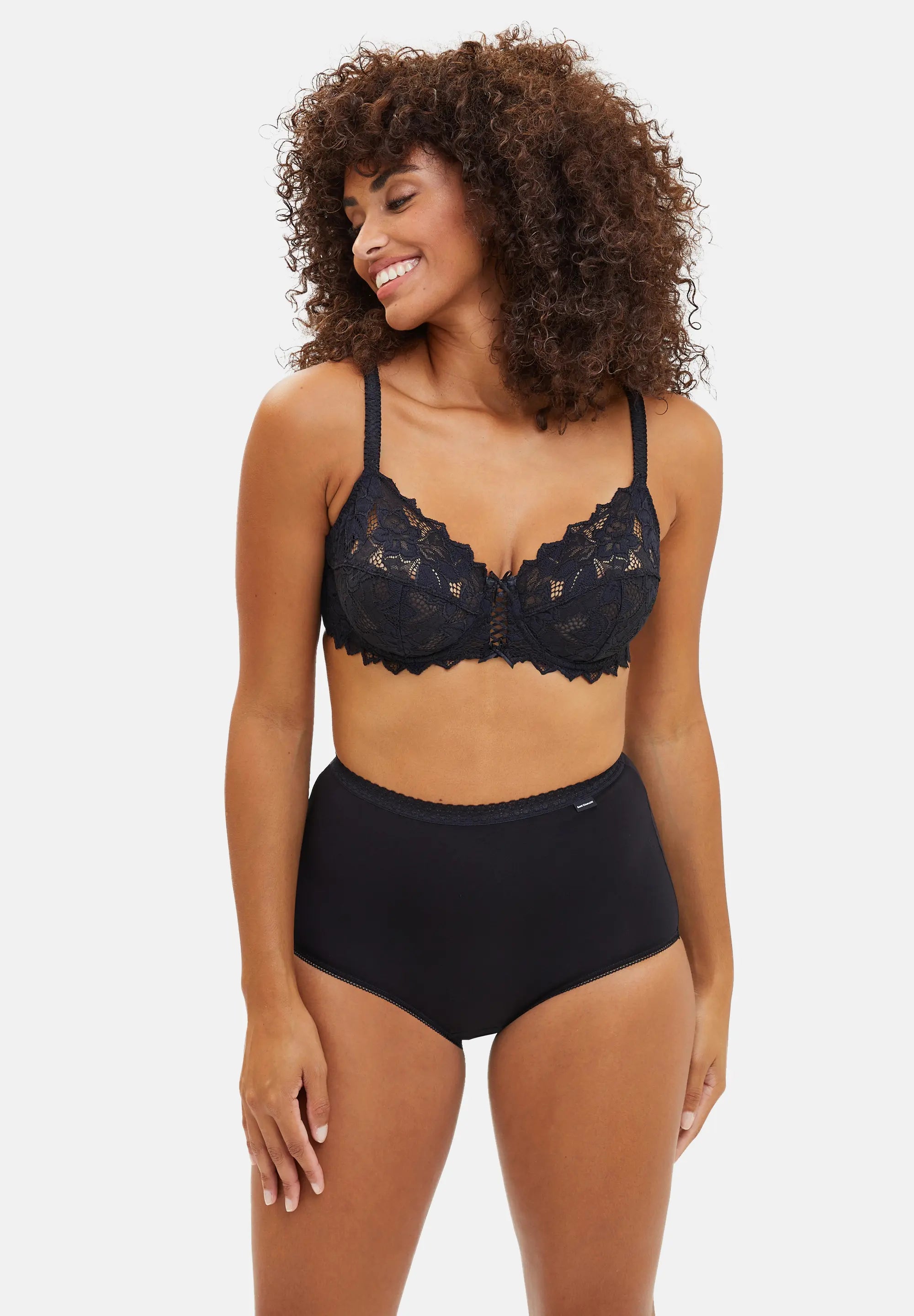 Culotte noire taille haute coton - pour femme - porté avec un soutien-gorge noir en dentelle