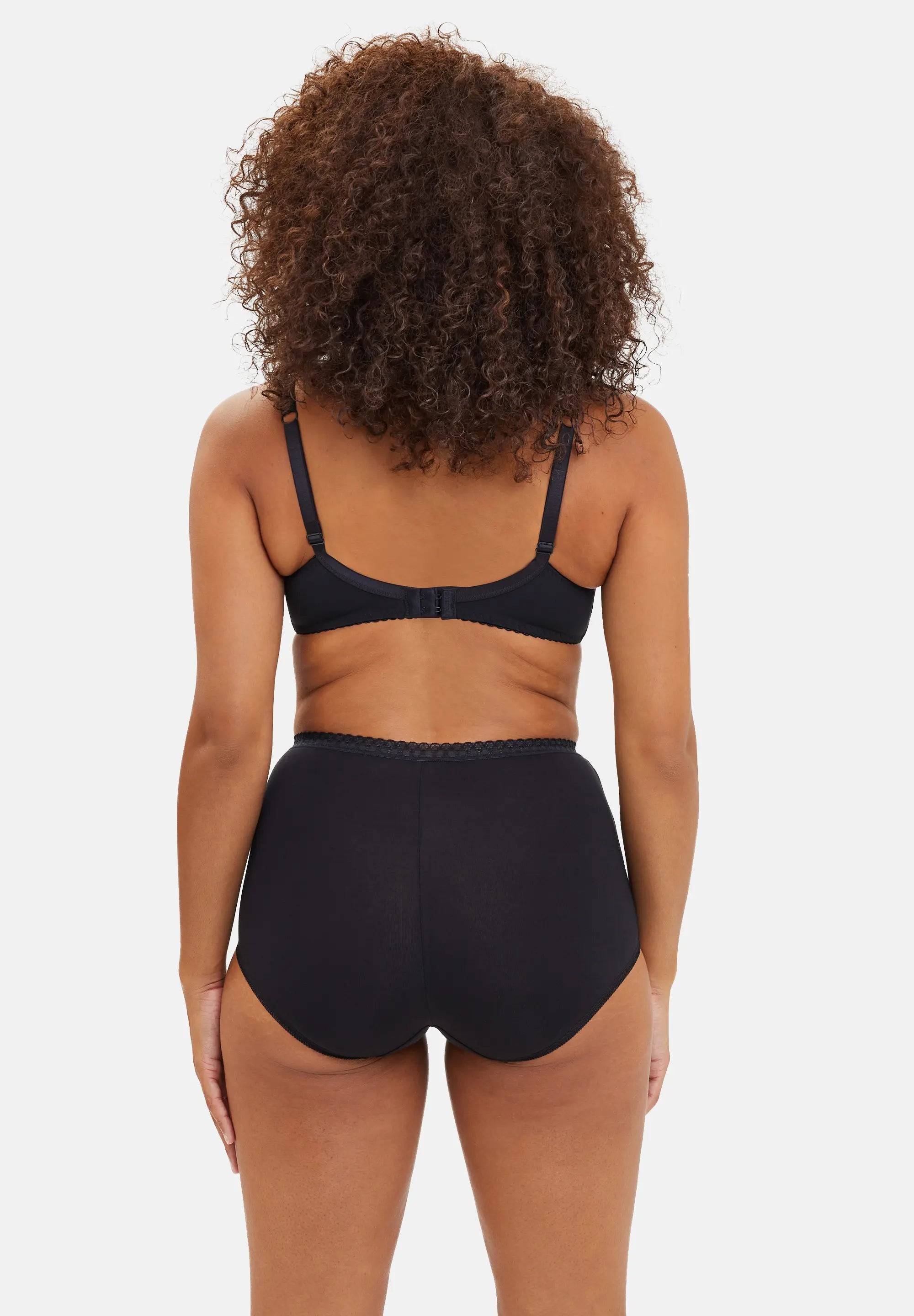 Culotte taille haute noire en coton - portée avec un soutien-gorge noir - de dos