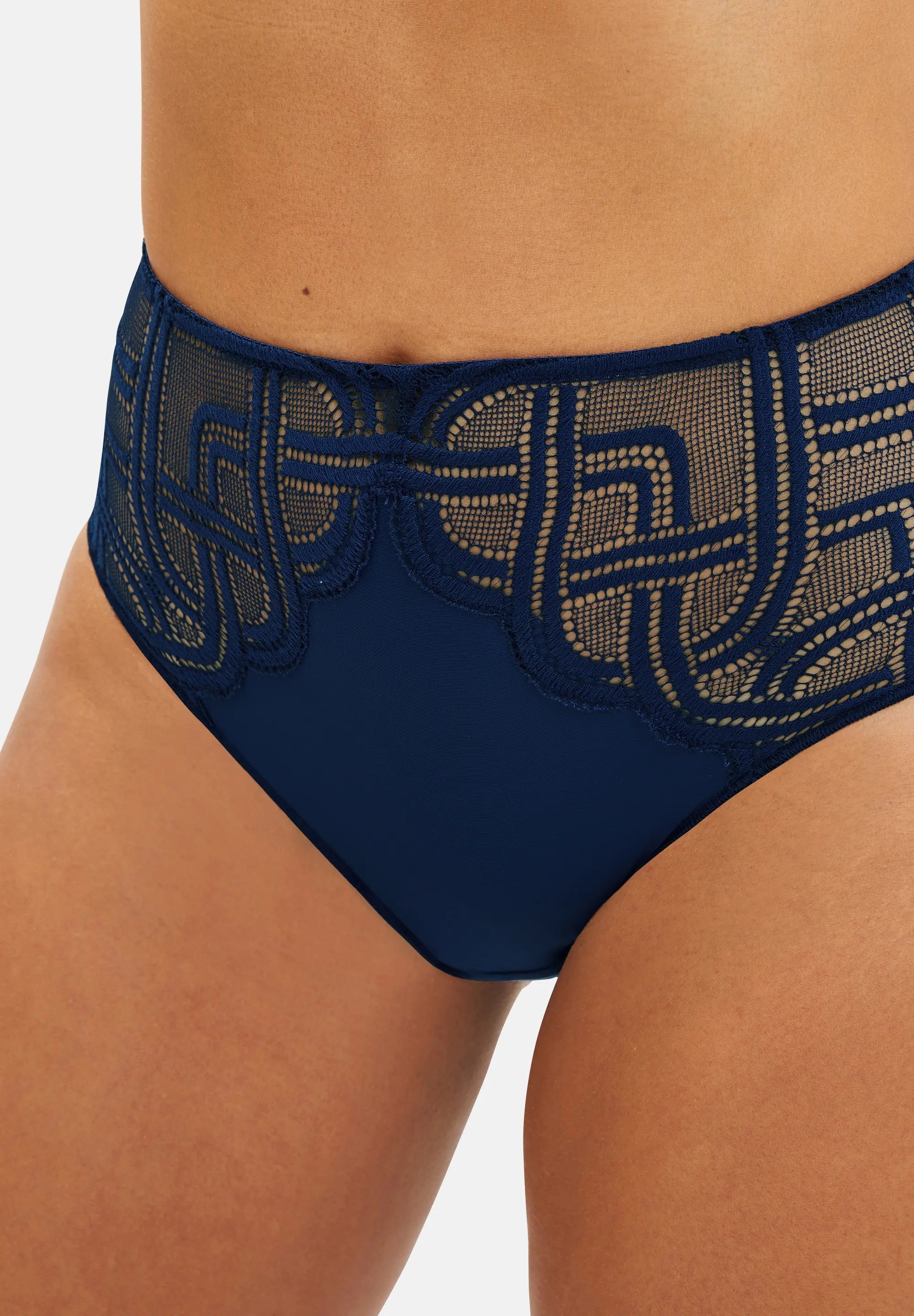 Zoom sur la broderie de la culotte taille haute pour femme - bleu marine