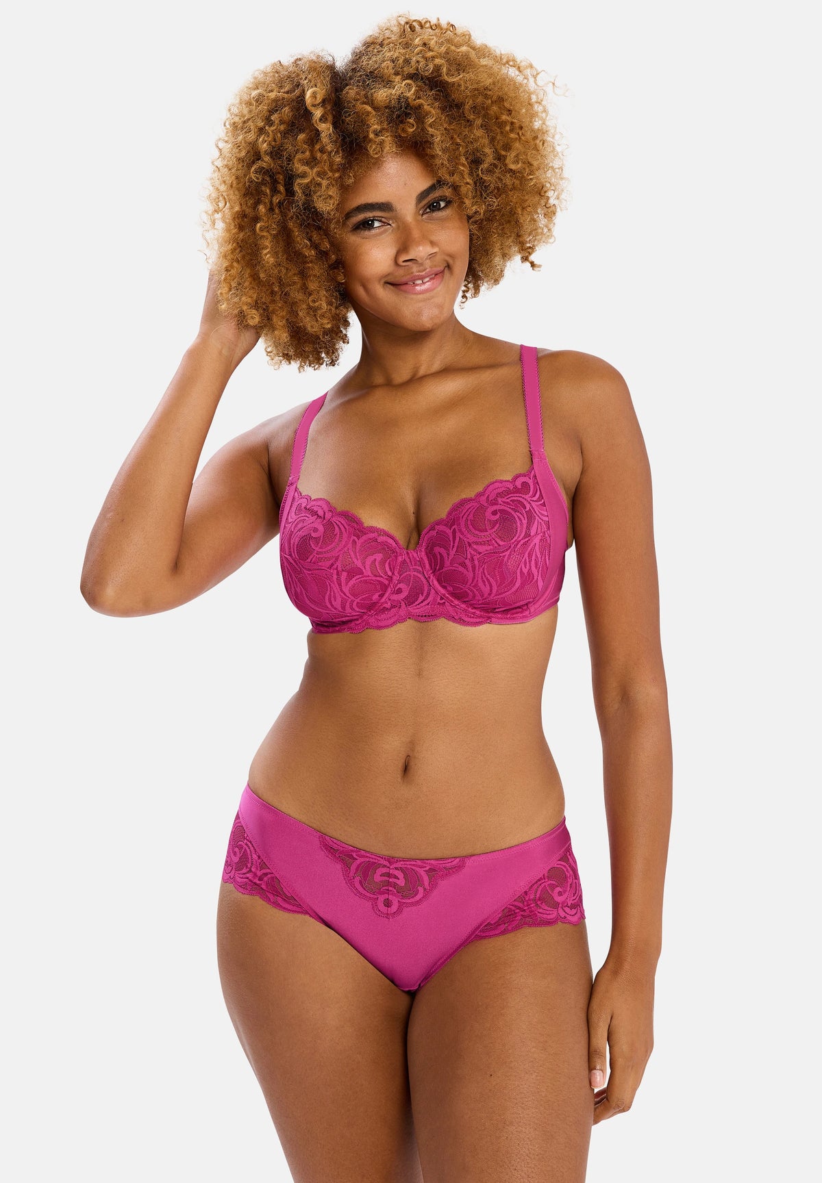 Mannequin portant la culotte haute Carla rouge fuchsia - courvance élevée