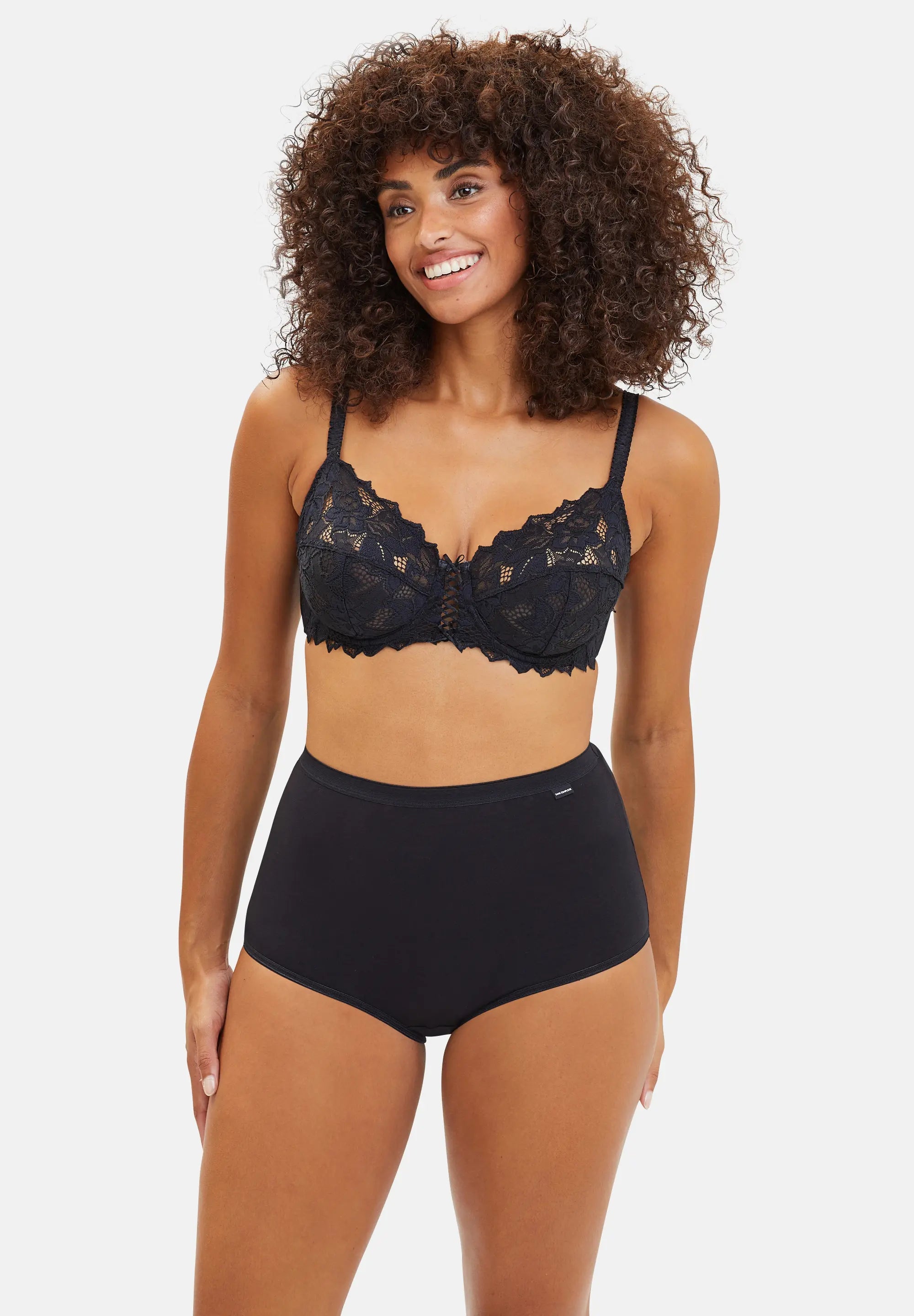 Culotte taille haute noire en coton - pour femme - portée avec un soutien-gorge dentelle noir