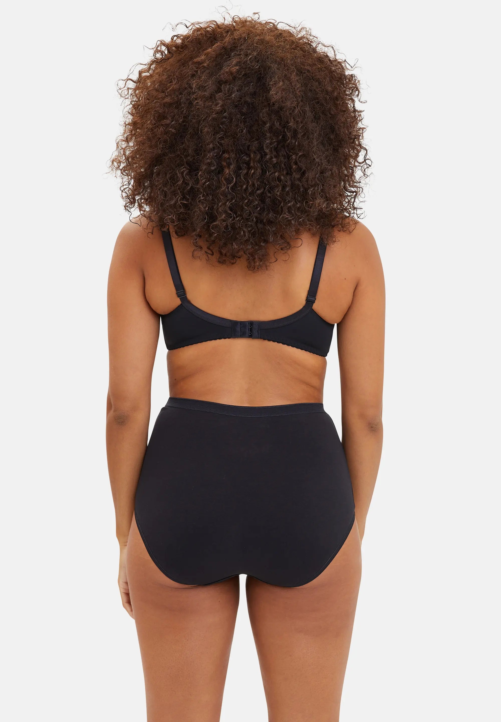 Culotte taille haute noire en coton - pour femme - portée avec un soutien-gorge dentelle noir - de dos