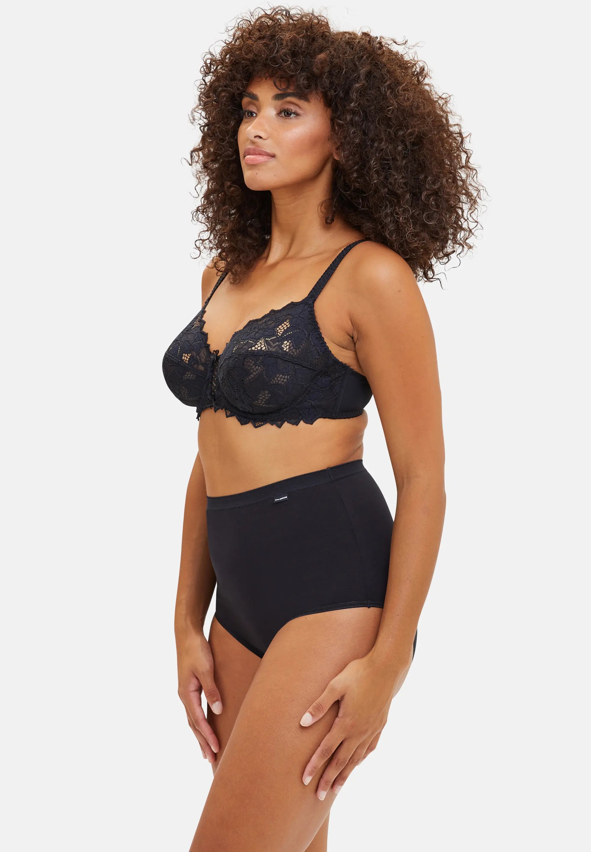 Culotte taille haute noire en coton - pour femme - portée avec un soutien-gorge dentelle noir - de profil