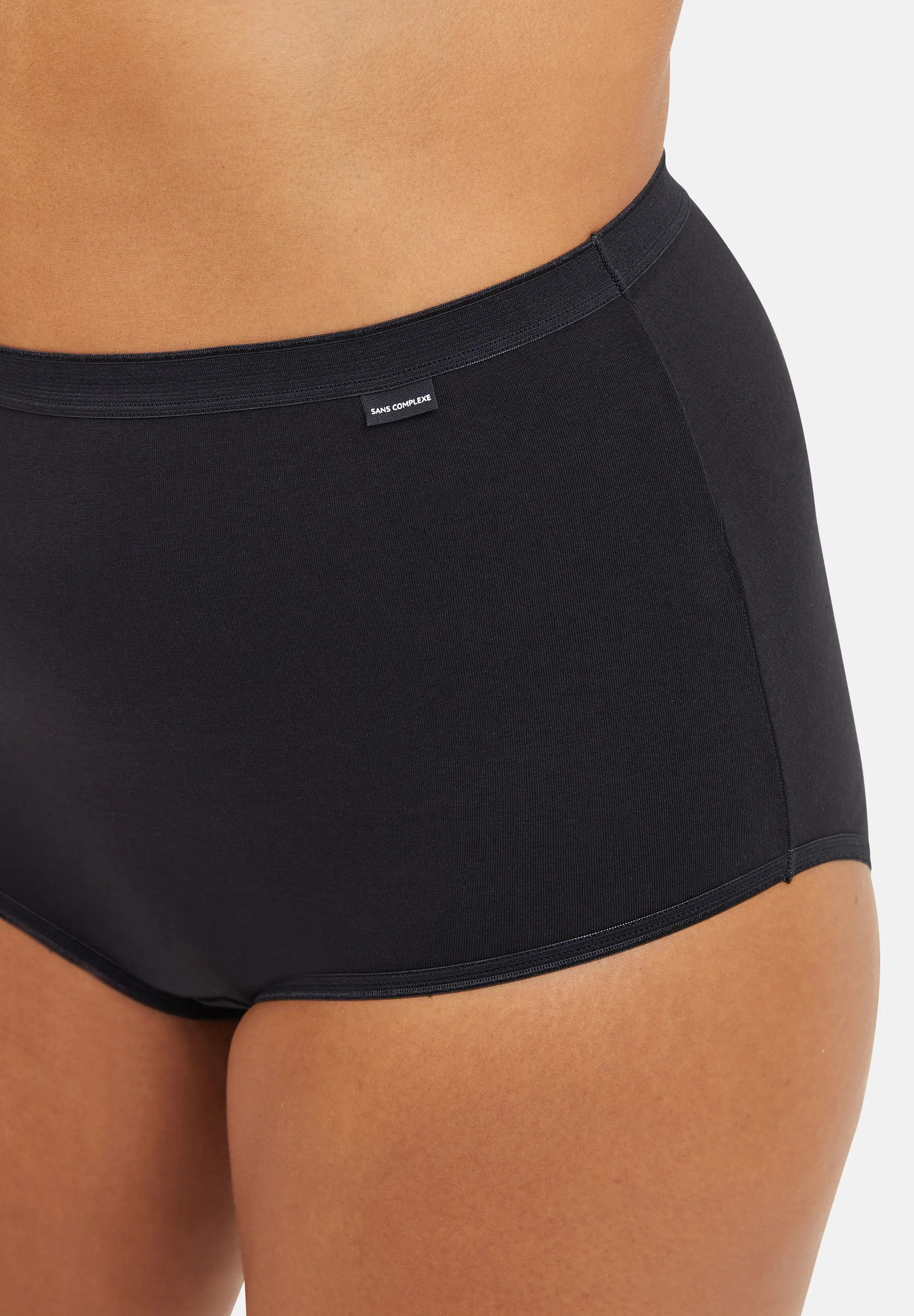 Zoom sur les détails de la culotte taille haute noire pour femme