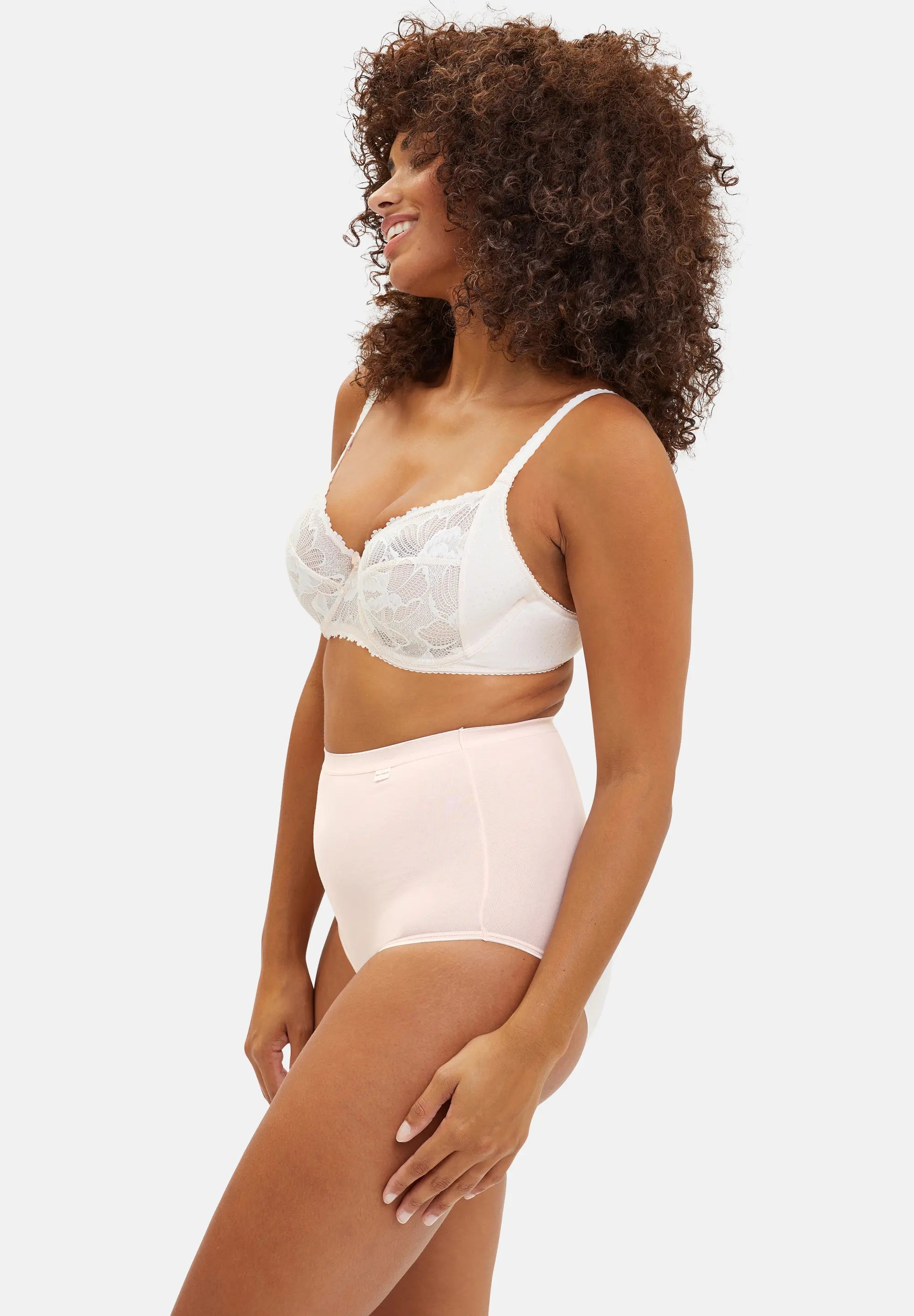 Culotte taille haute rose et soutien-gorge blanc dentelle - de profil