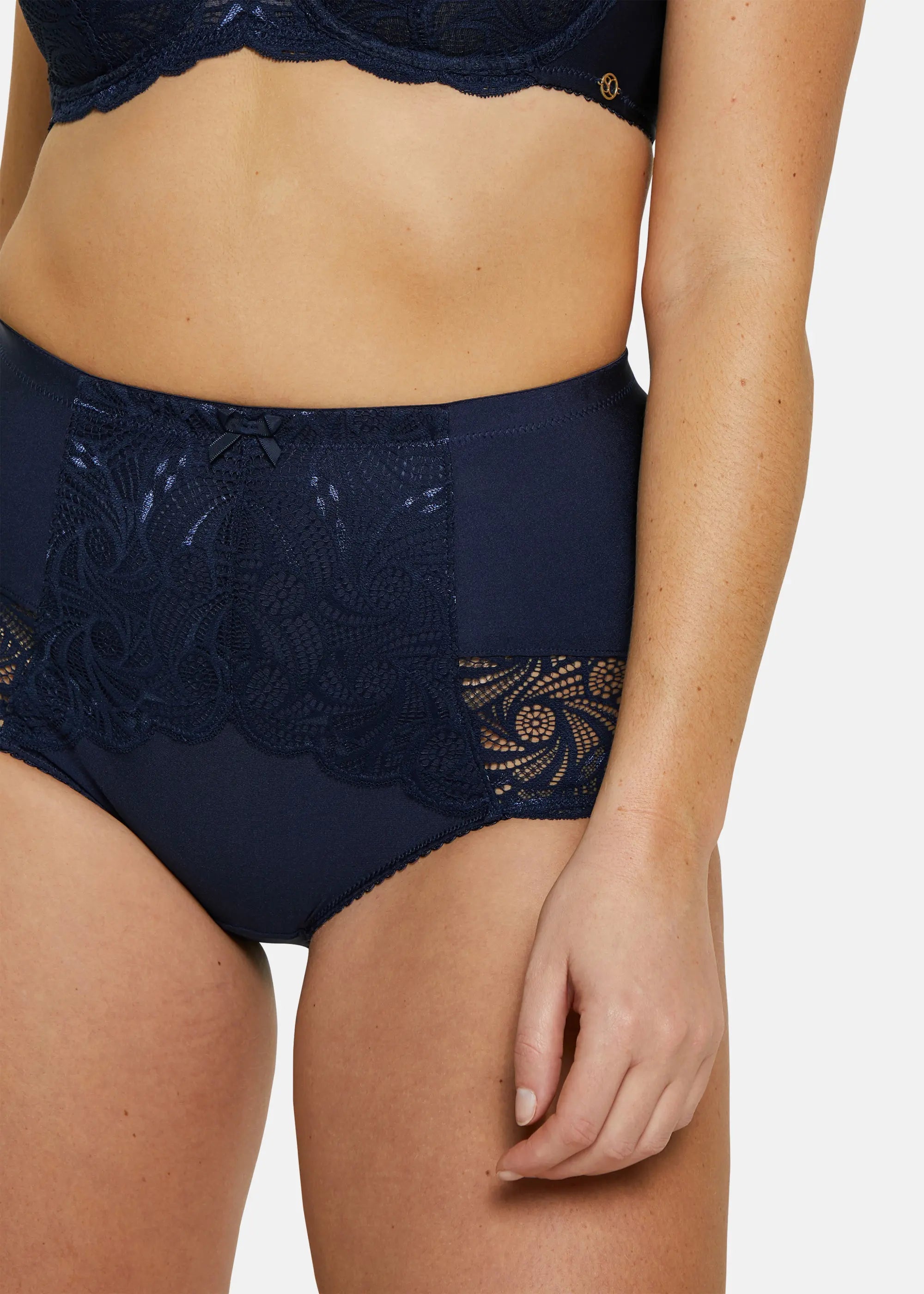 Zoom sur la dentelle de la culotte gainante taille haute - bleu marine