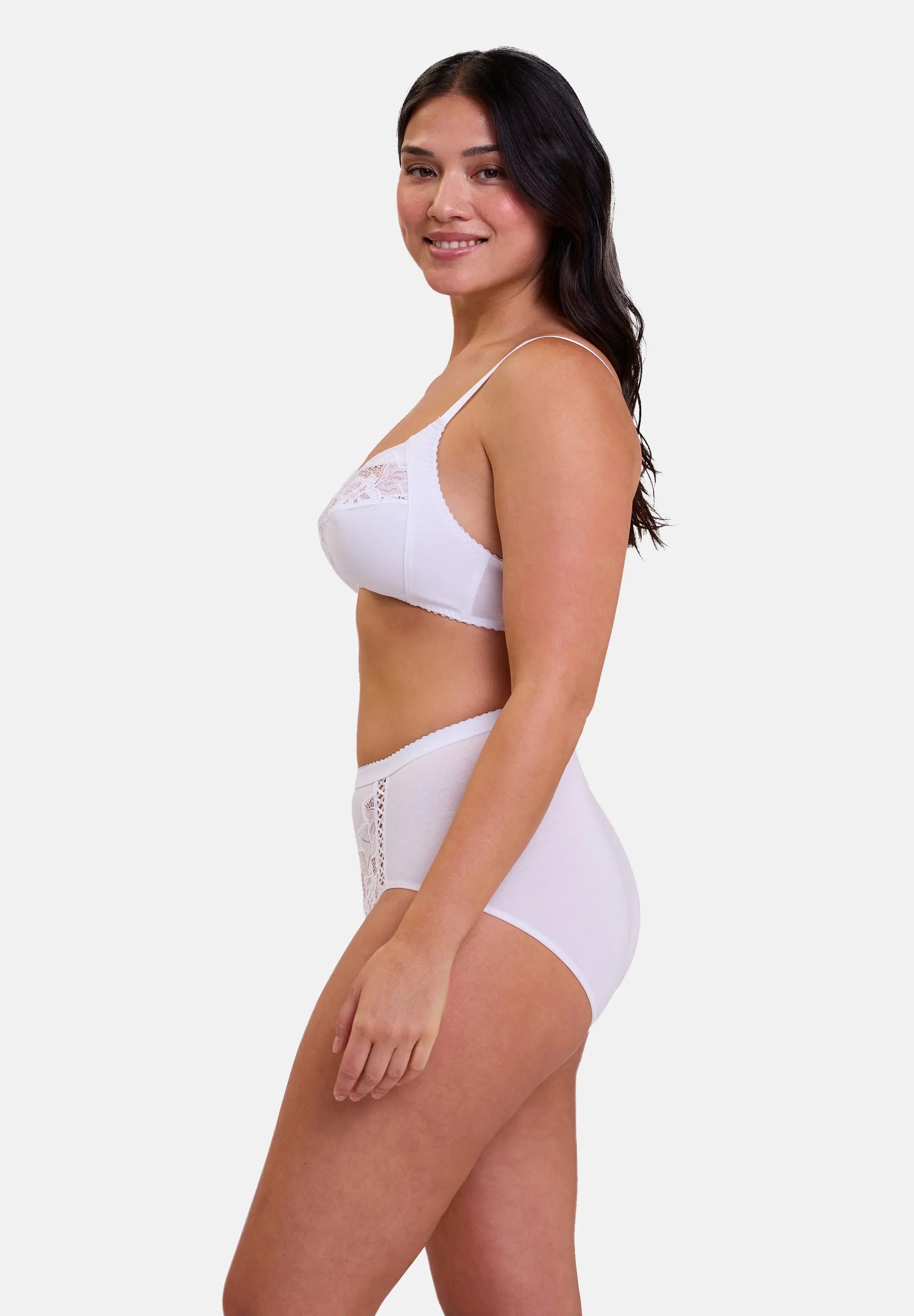 Culotte taille haute blanche pour femme porté avec soutien-gorge - de profil