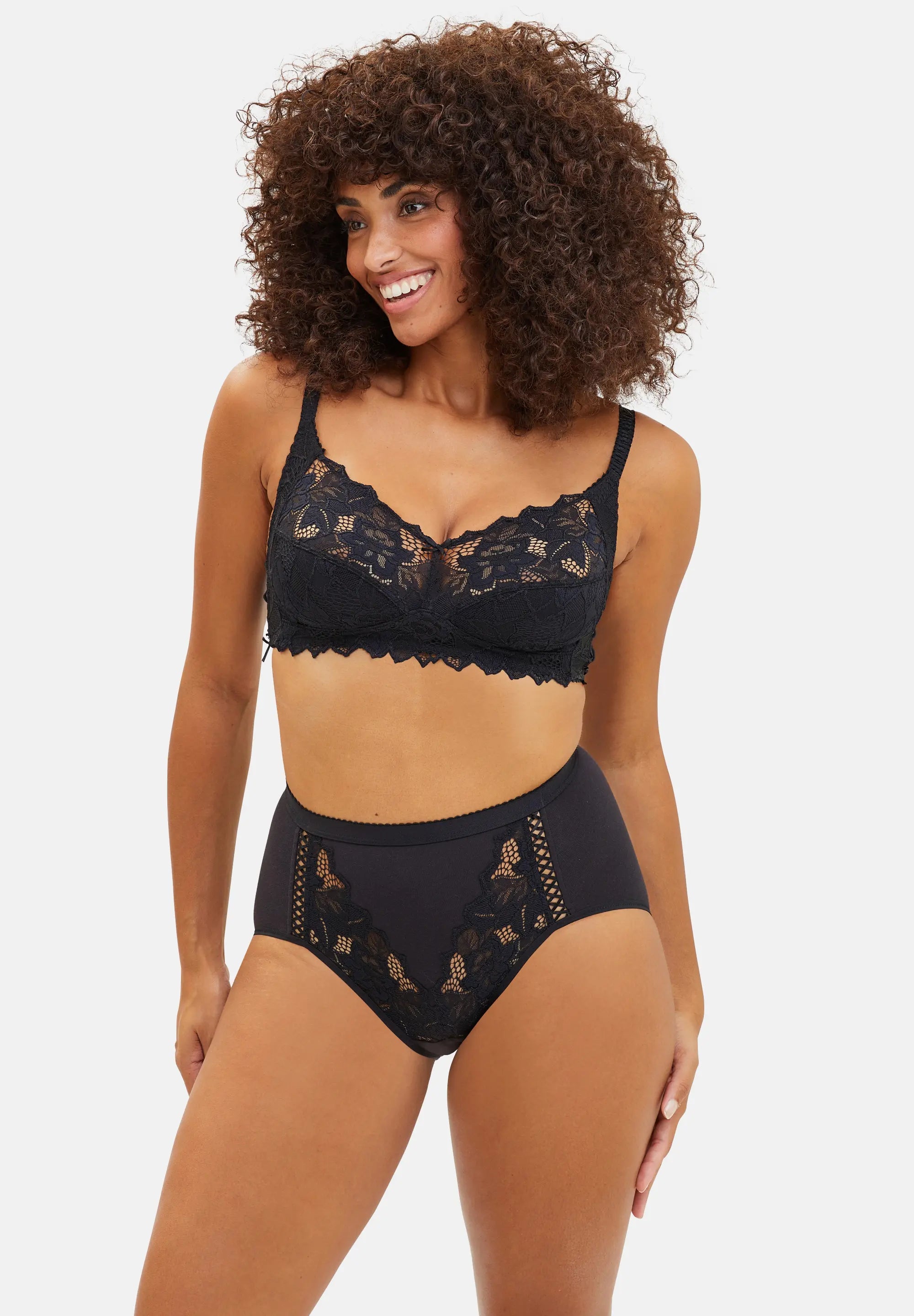 Ensemble noir avec soutien-gorge et culotte taille haute