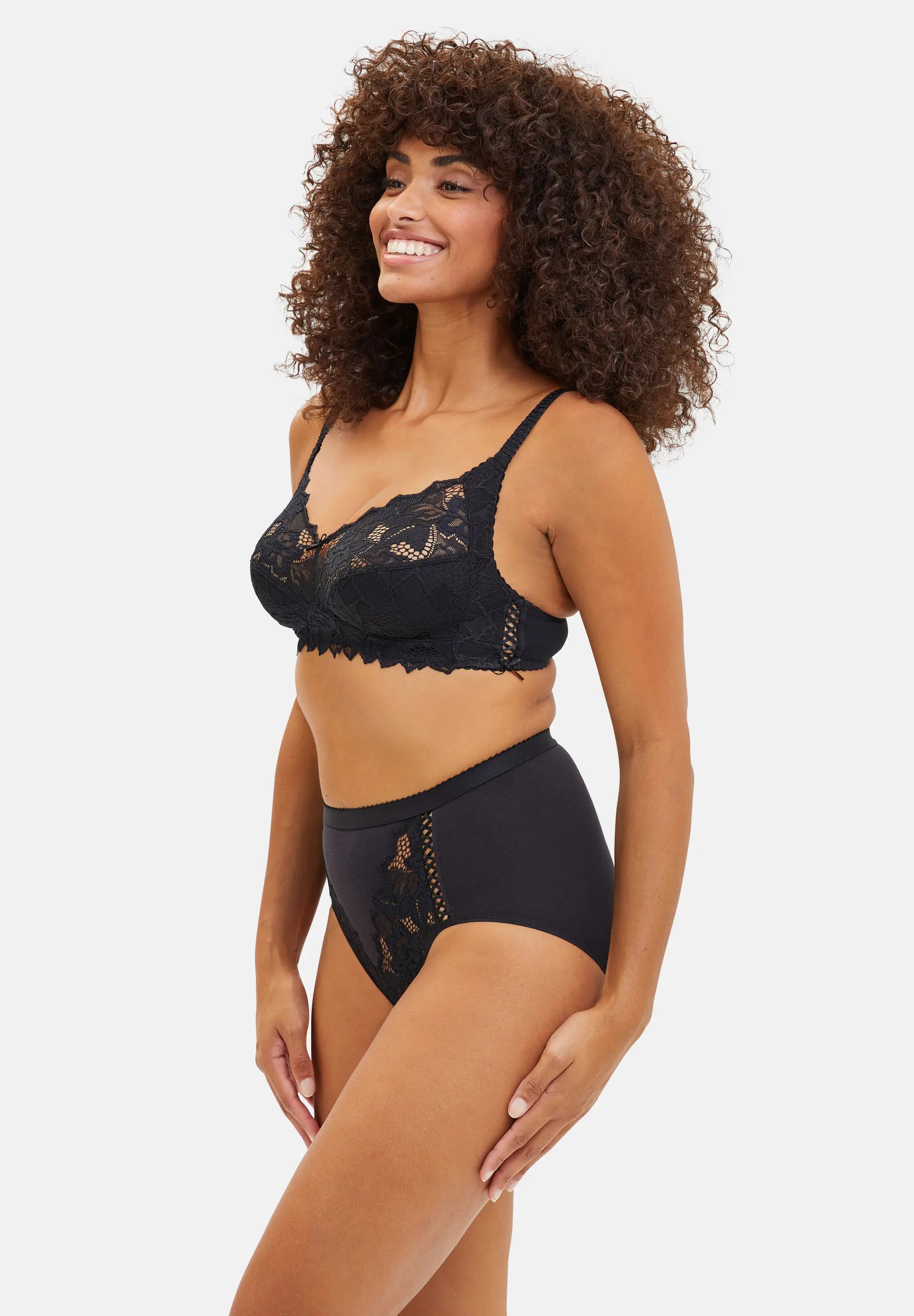 Ensemble noir avec soutien-gorge et culotte taille haute - de profil