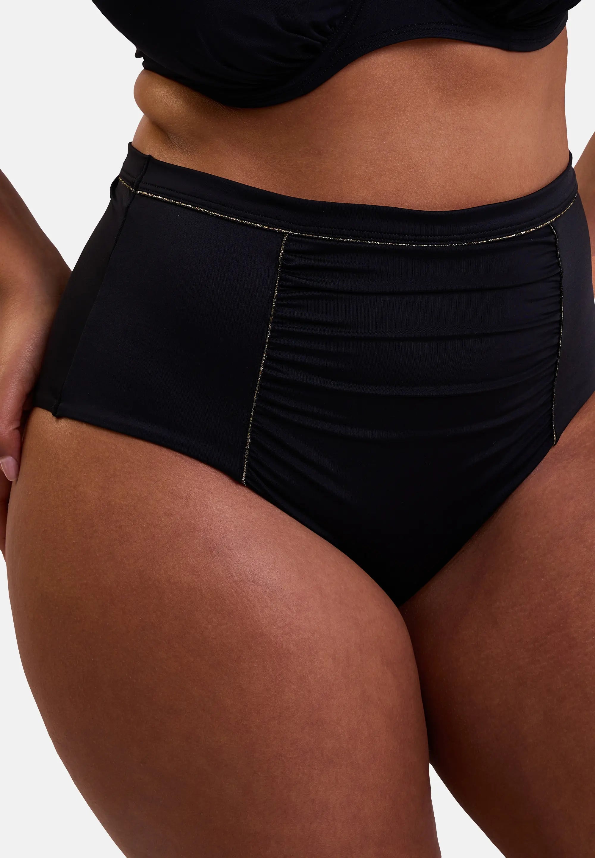 Zoom culotte de bain taille haute noire et ses détails