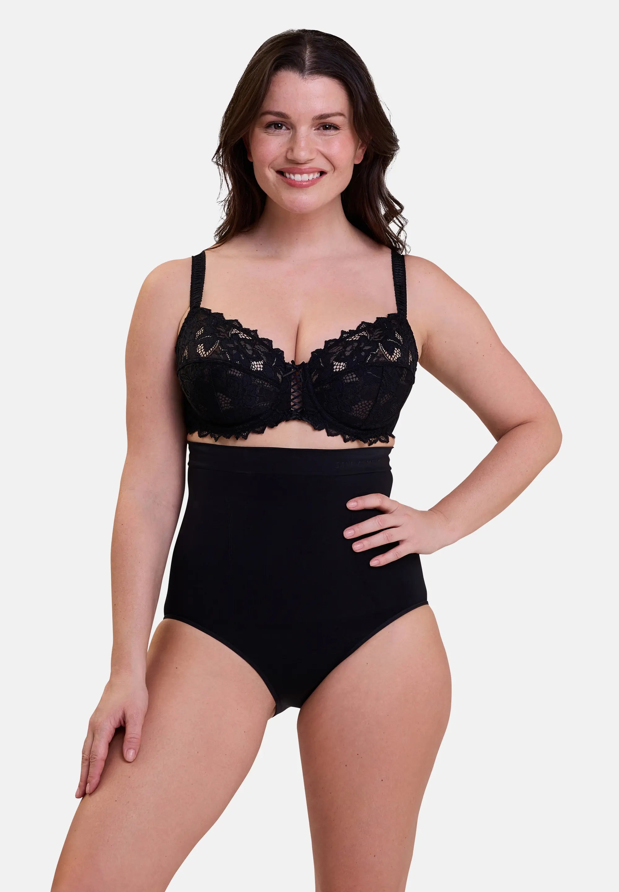 Culotte gainante noire pour femme - portée avec un soutien-gorge noir