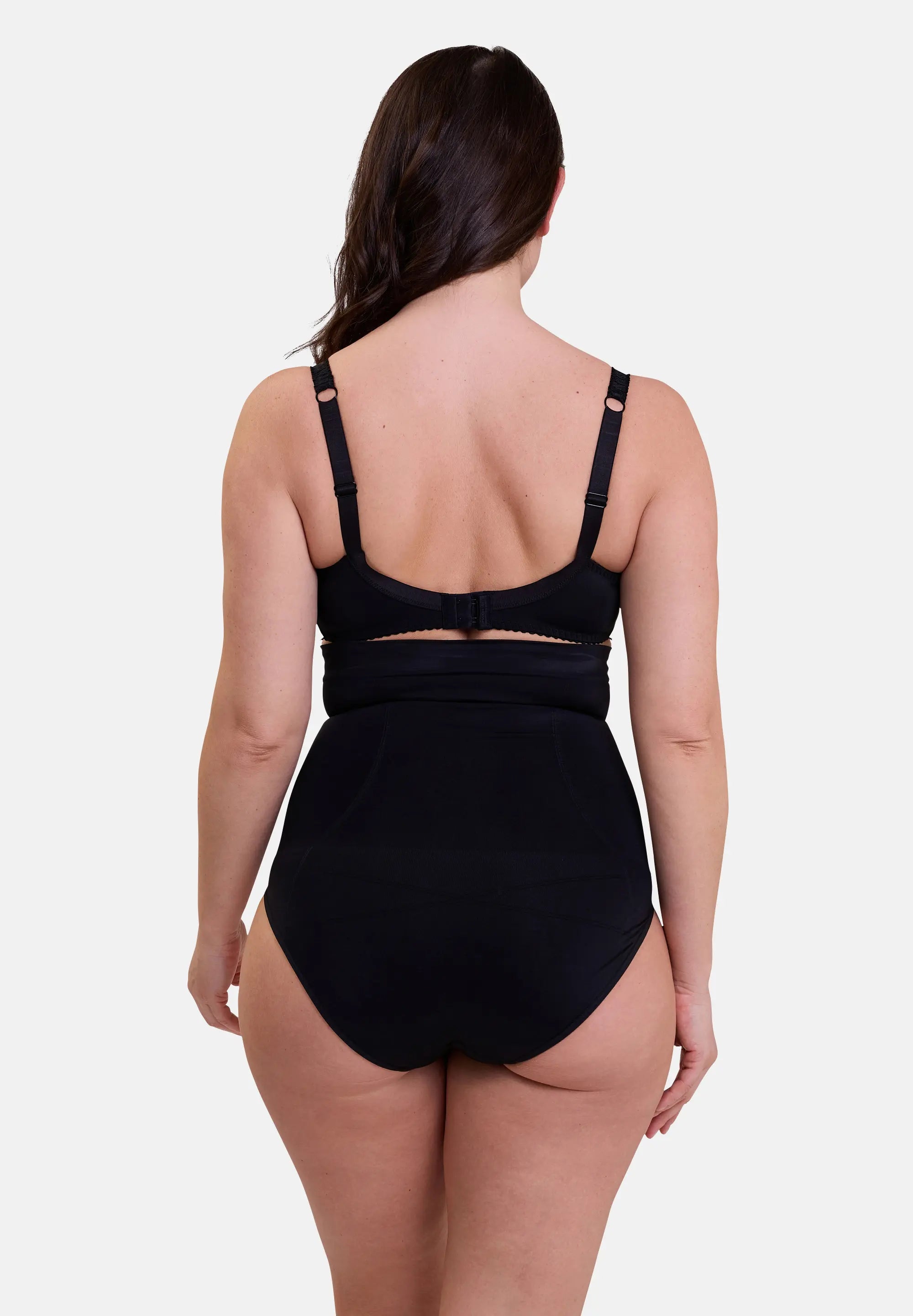 Culotte gainante noire pour femme - portée avec un soutien-gorge noir - de dos
