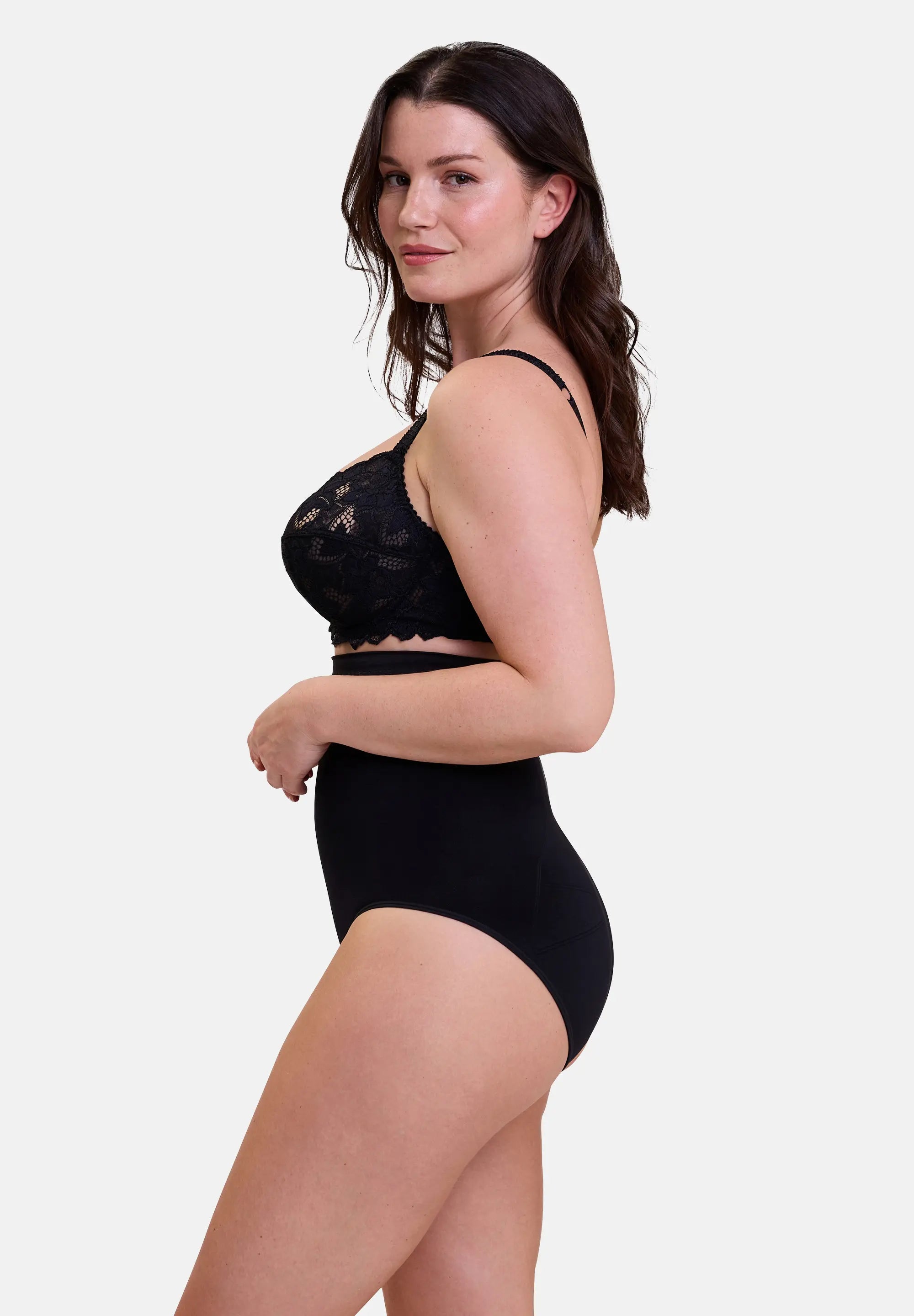 Culotte gainante noire pour femme - portée avec un soutien-gorge noir - de profil