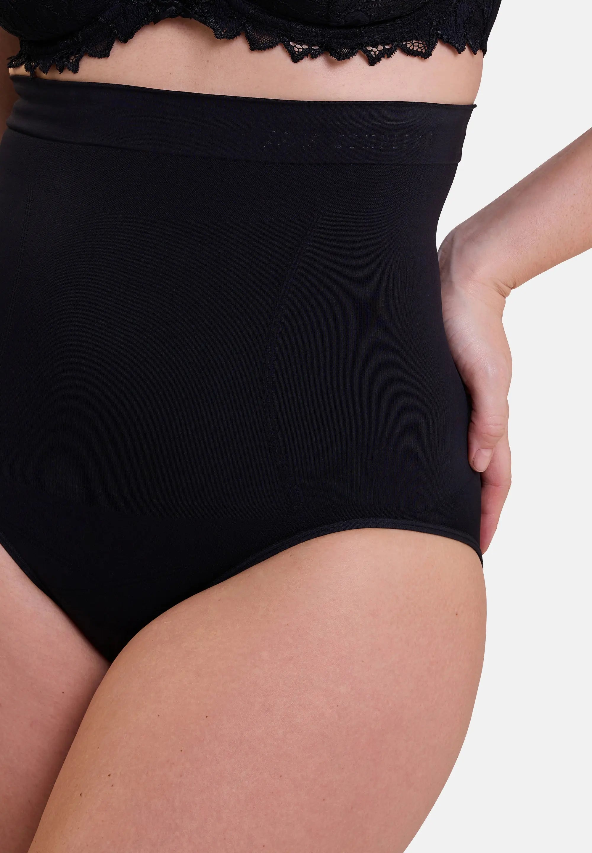 Zoom sur la culotte gainante noire pour femme