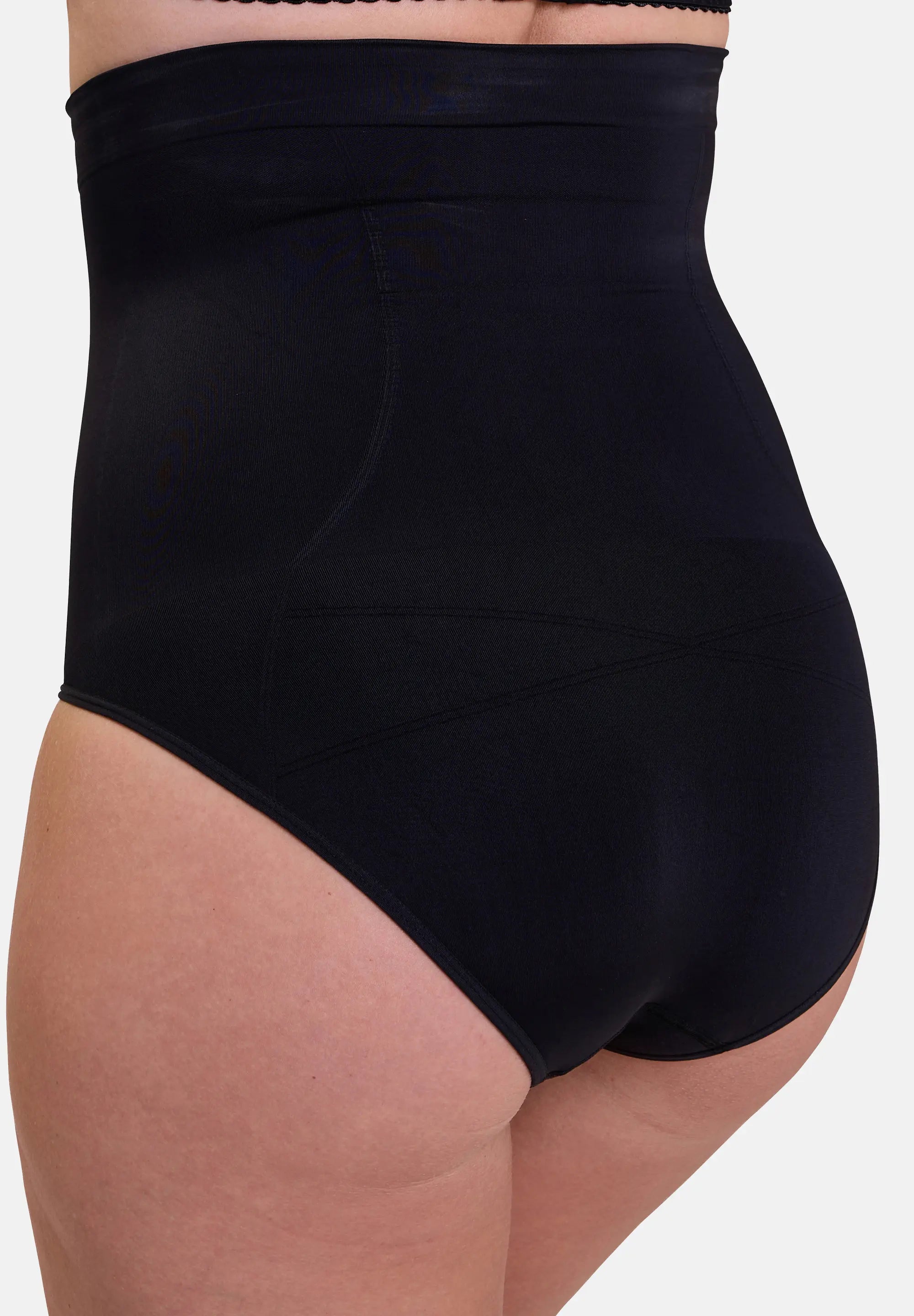 Zoom de dos de la culotte gainante noire pour femme