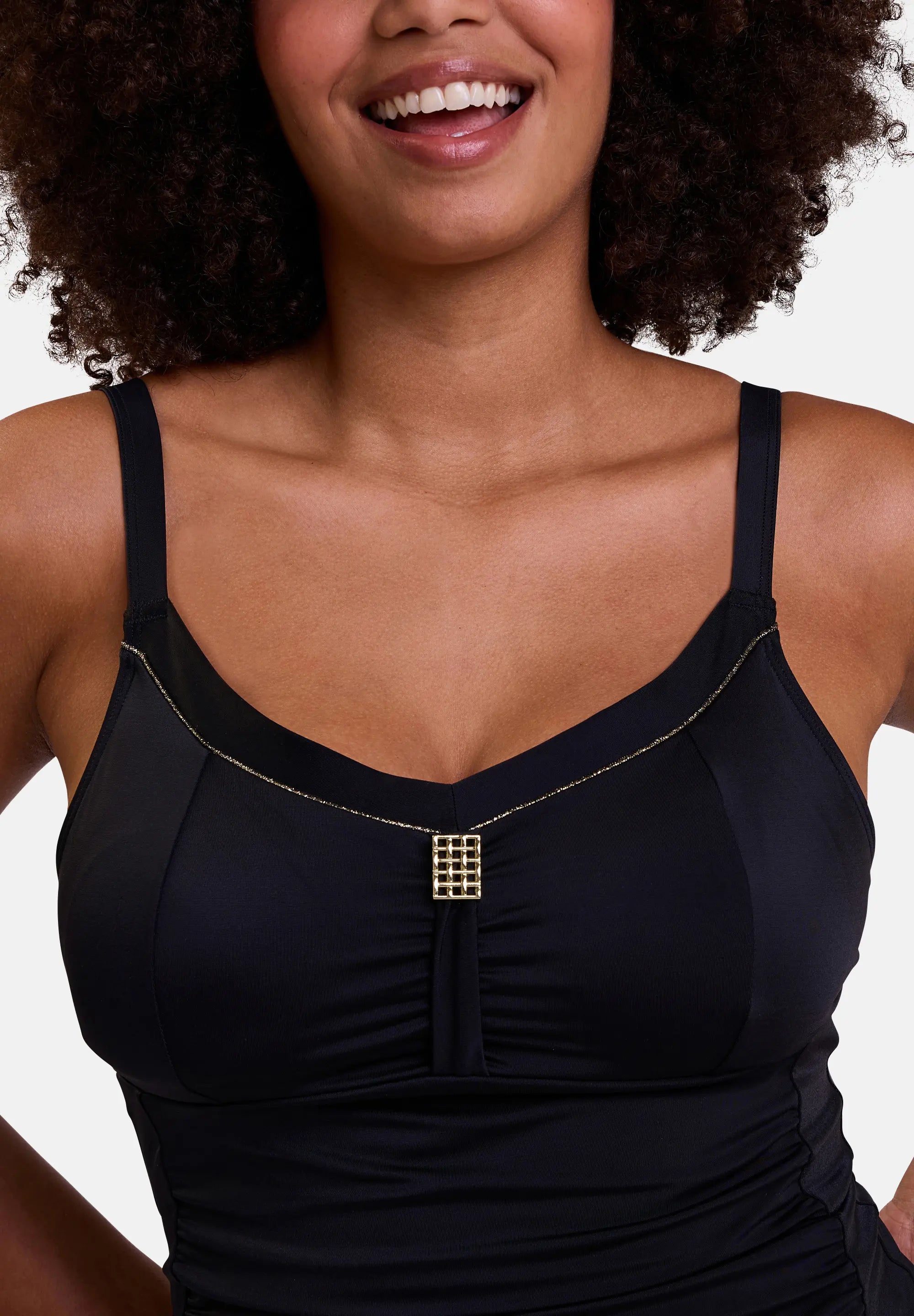 Zoom sur les détails dorés du tankini noir pour femme