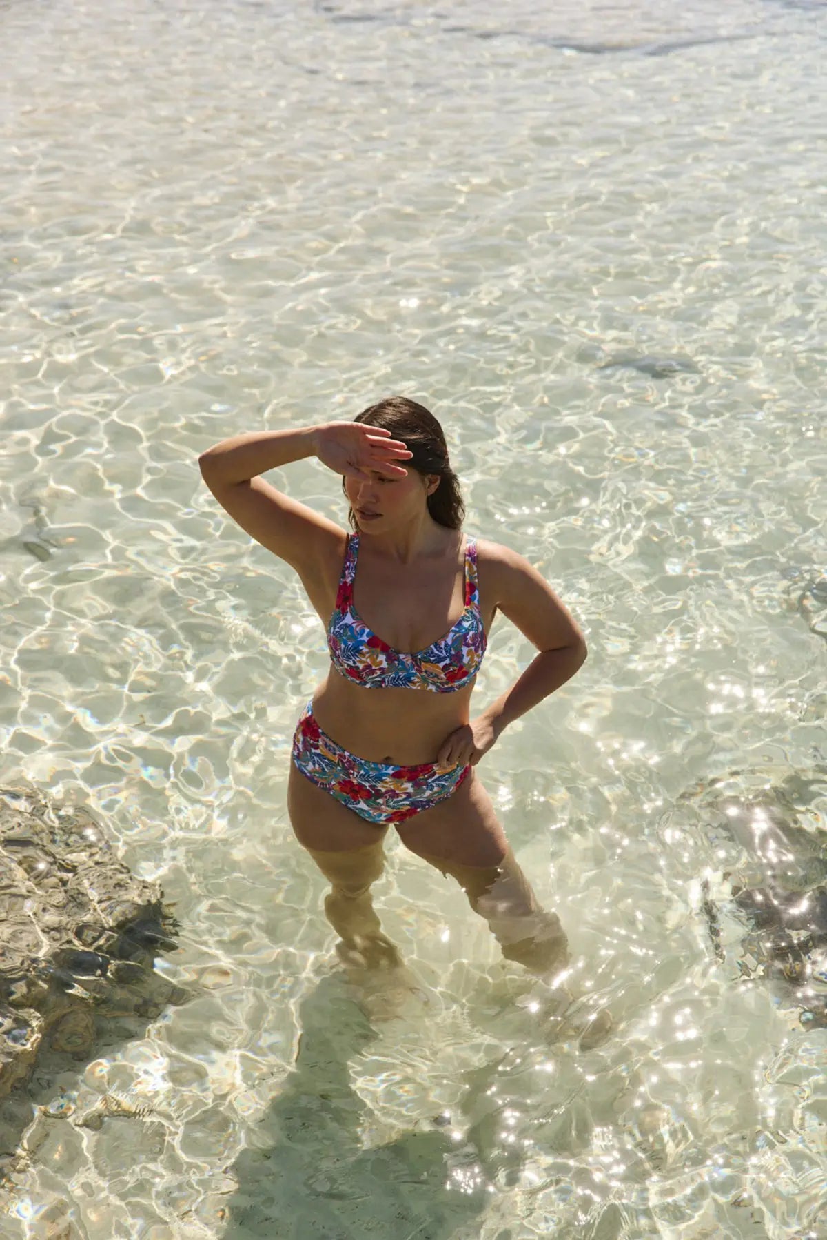 Ensemble haut et slip de bain - imprimé tropical - porté par une modèle dans la mer