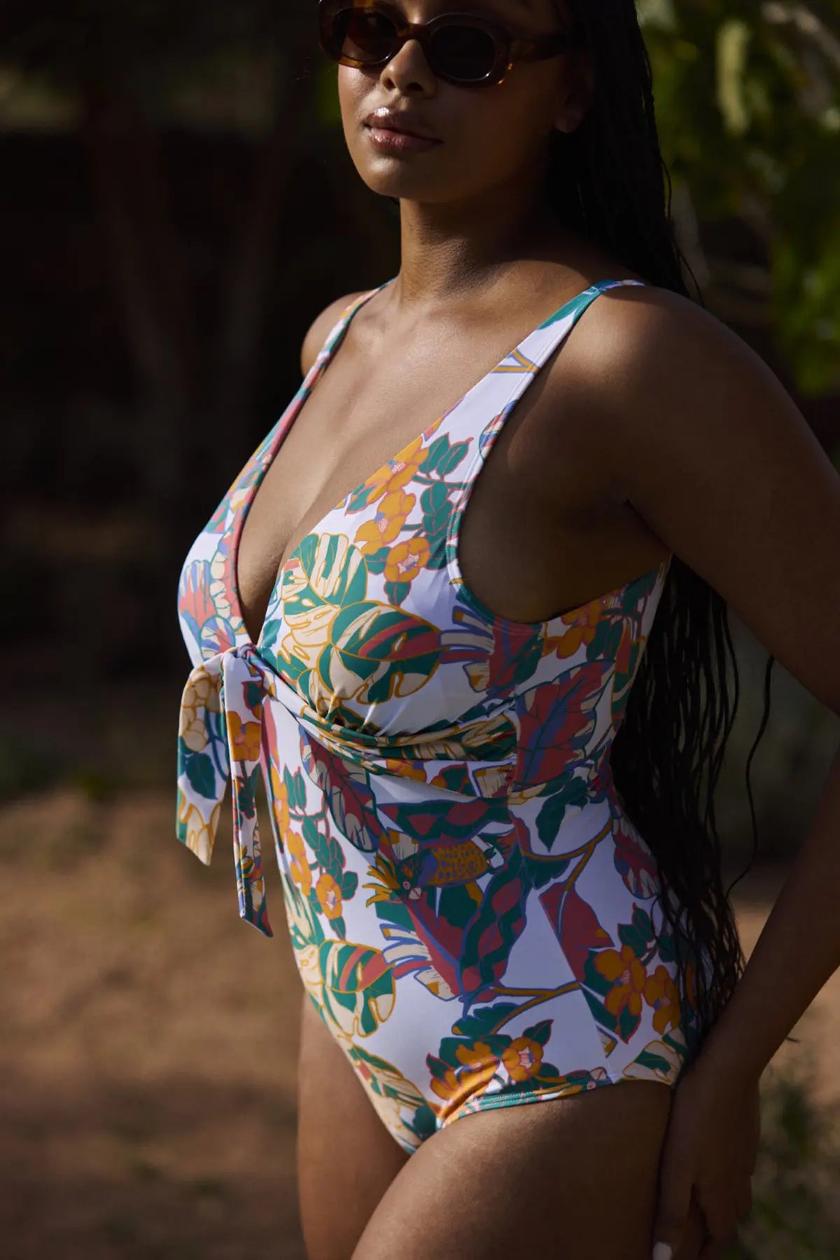 Zoom sur l'imprimé exotique blanc d'un maillot de bai une pièce