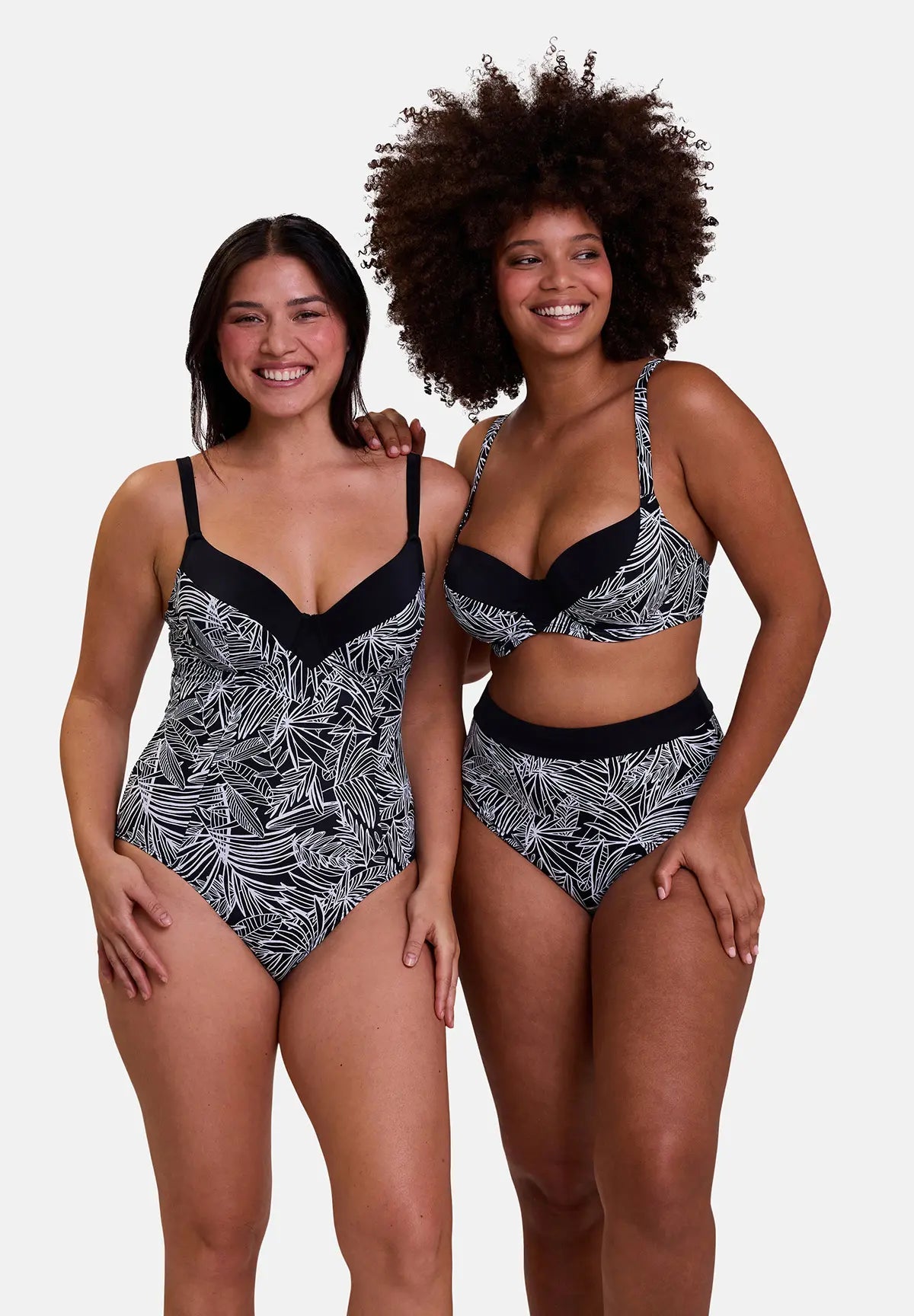 Deux modèles portent le maillot une pièce et le maillot deux pièces - imprimé palmier