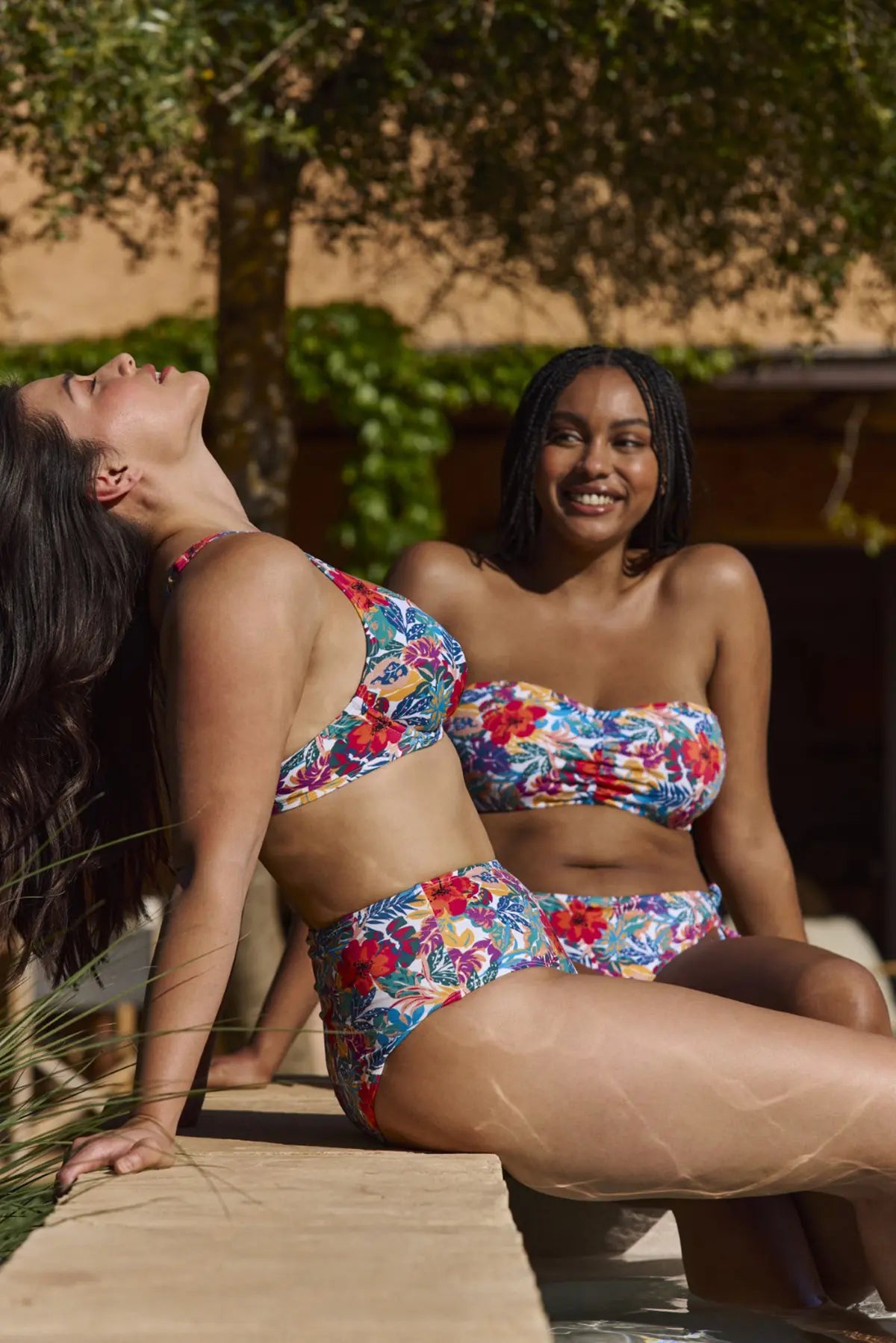 Deux modèles qui portent les maillots de bain - imprimé tropical