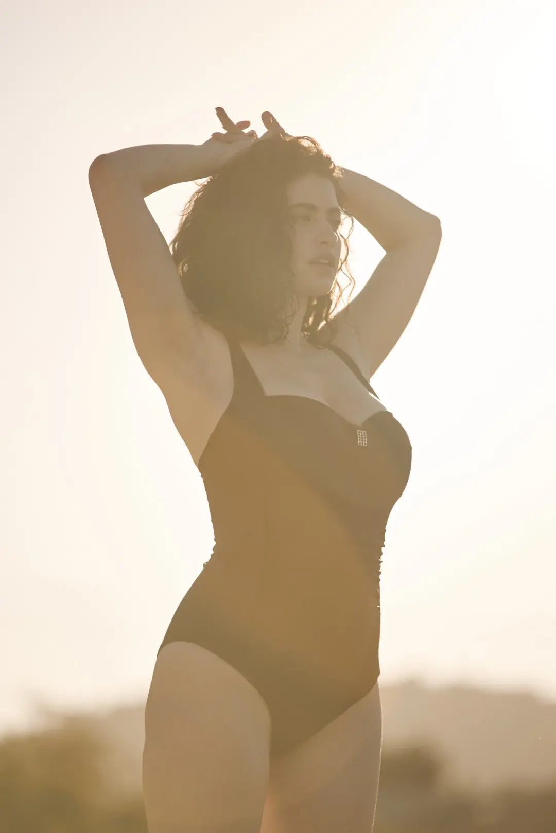 Maillot de bain une pièce noir porté par une modèle