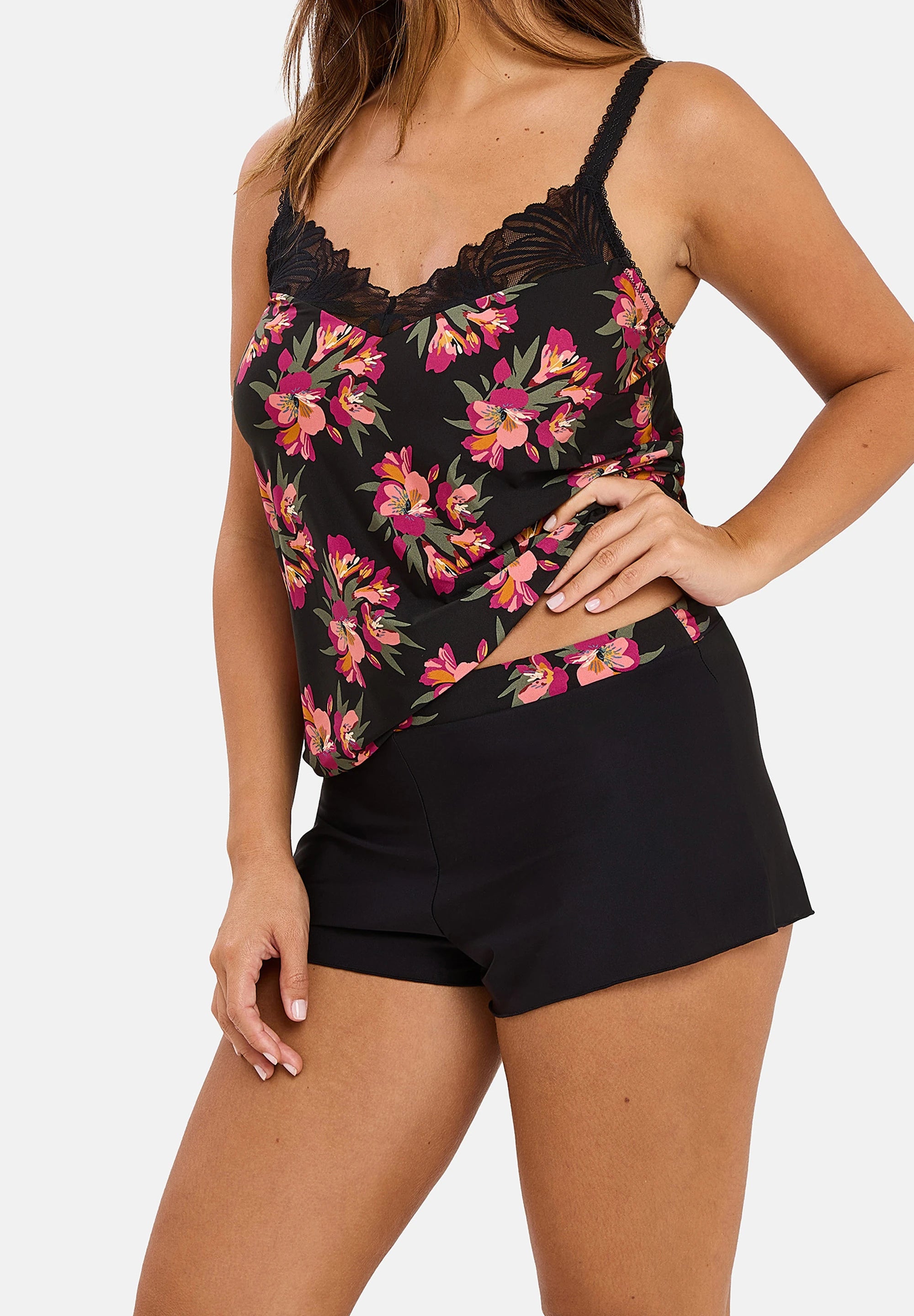 Pantalón corto Oriane Bouquets Negro y Rosa – vista ambiental