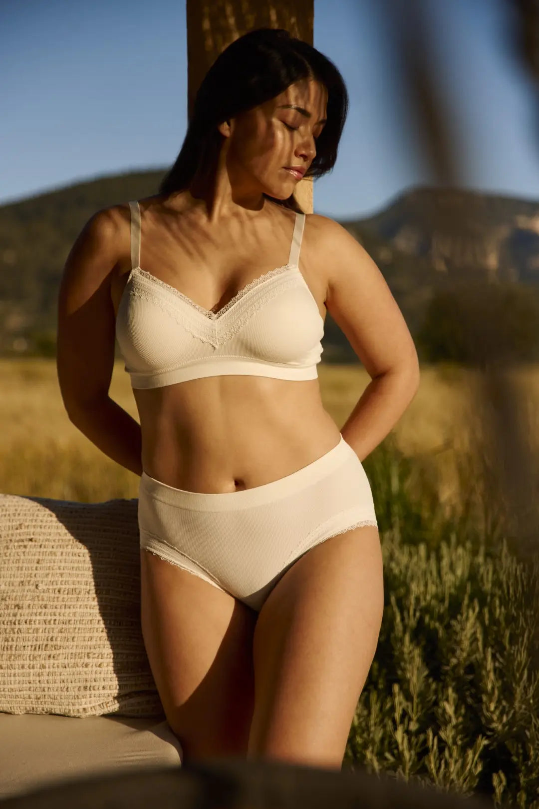 Shorty Agathe - couleur blanche - porté avec un soutien-gorge brassière blanc
