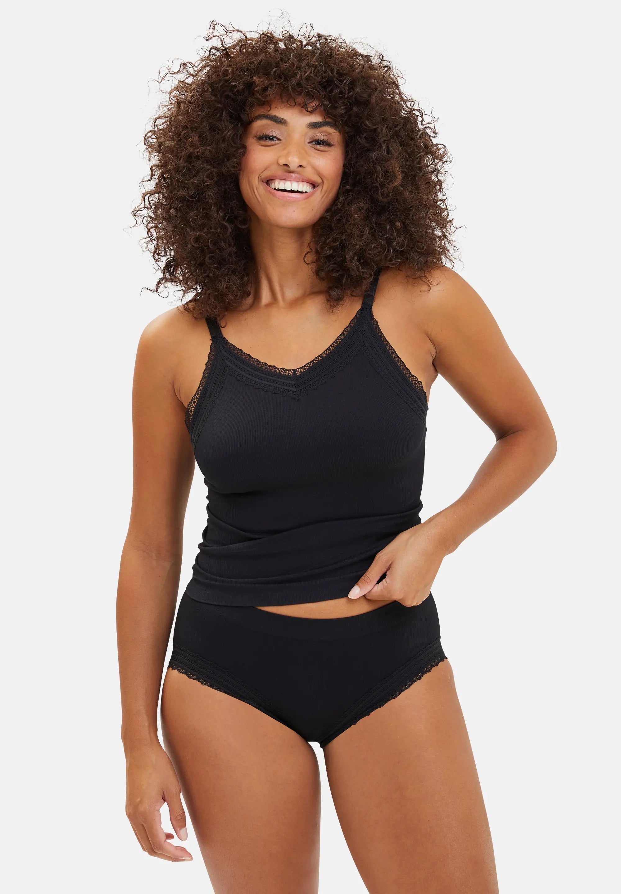 Shorty noir pour femme porté avec un débardeur noir