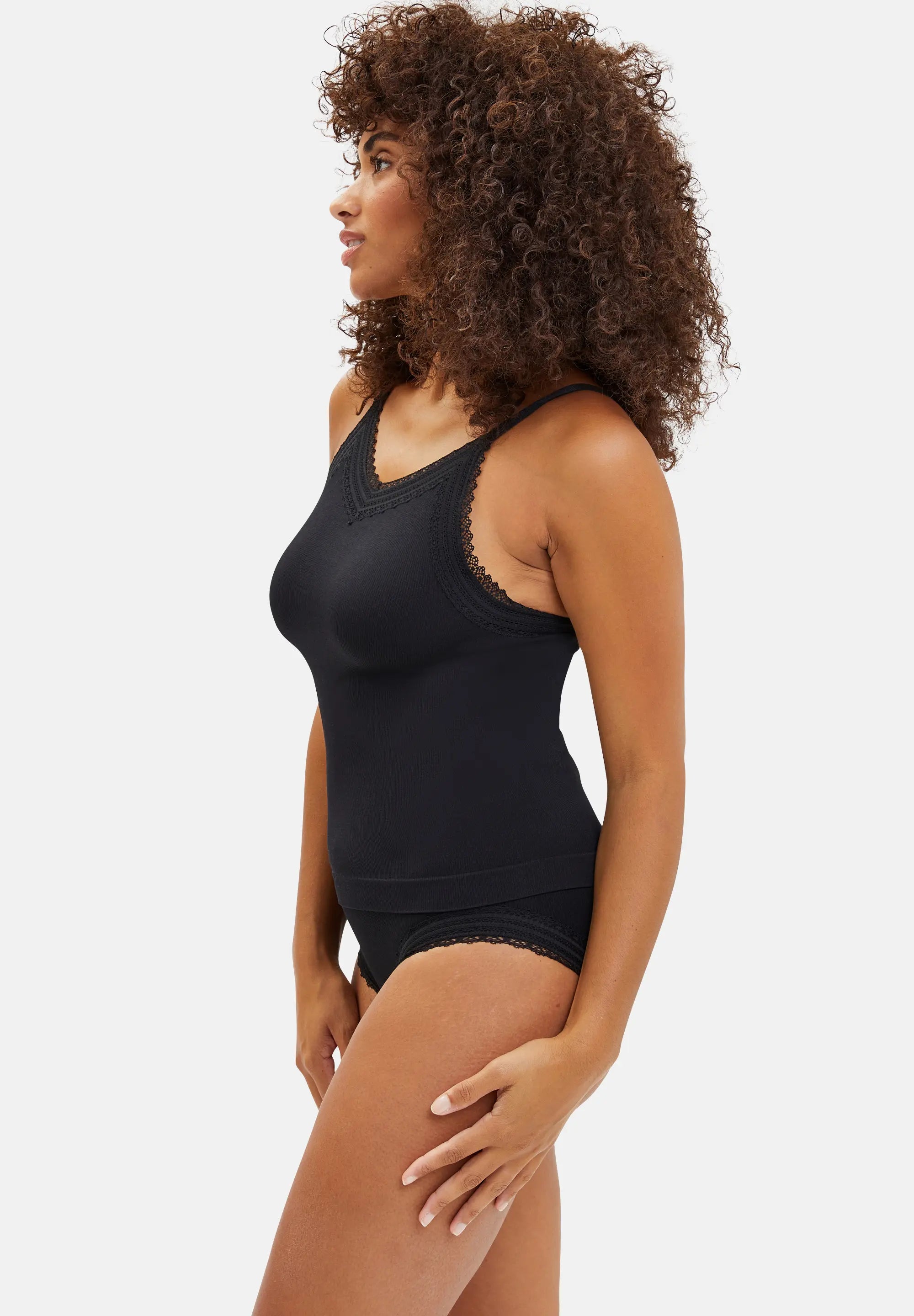 Shorty noir pour femme porté avec un débardeur noir - de profil