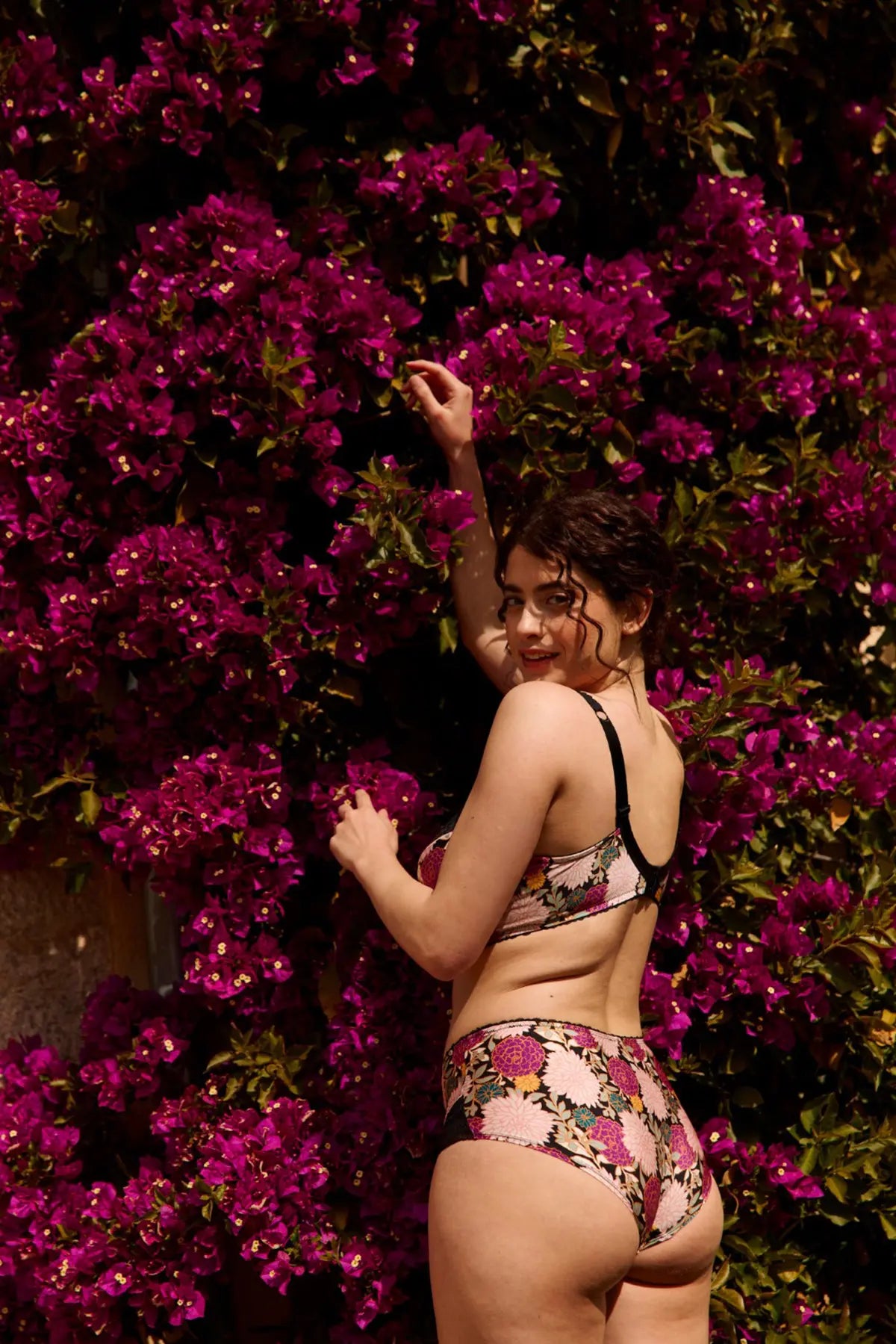 Aurélie Shorty met donkere dahliaprint