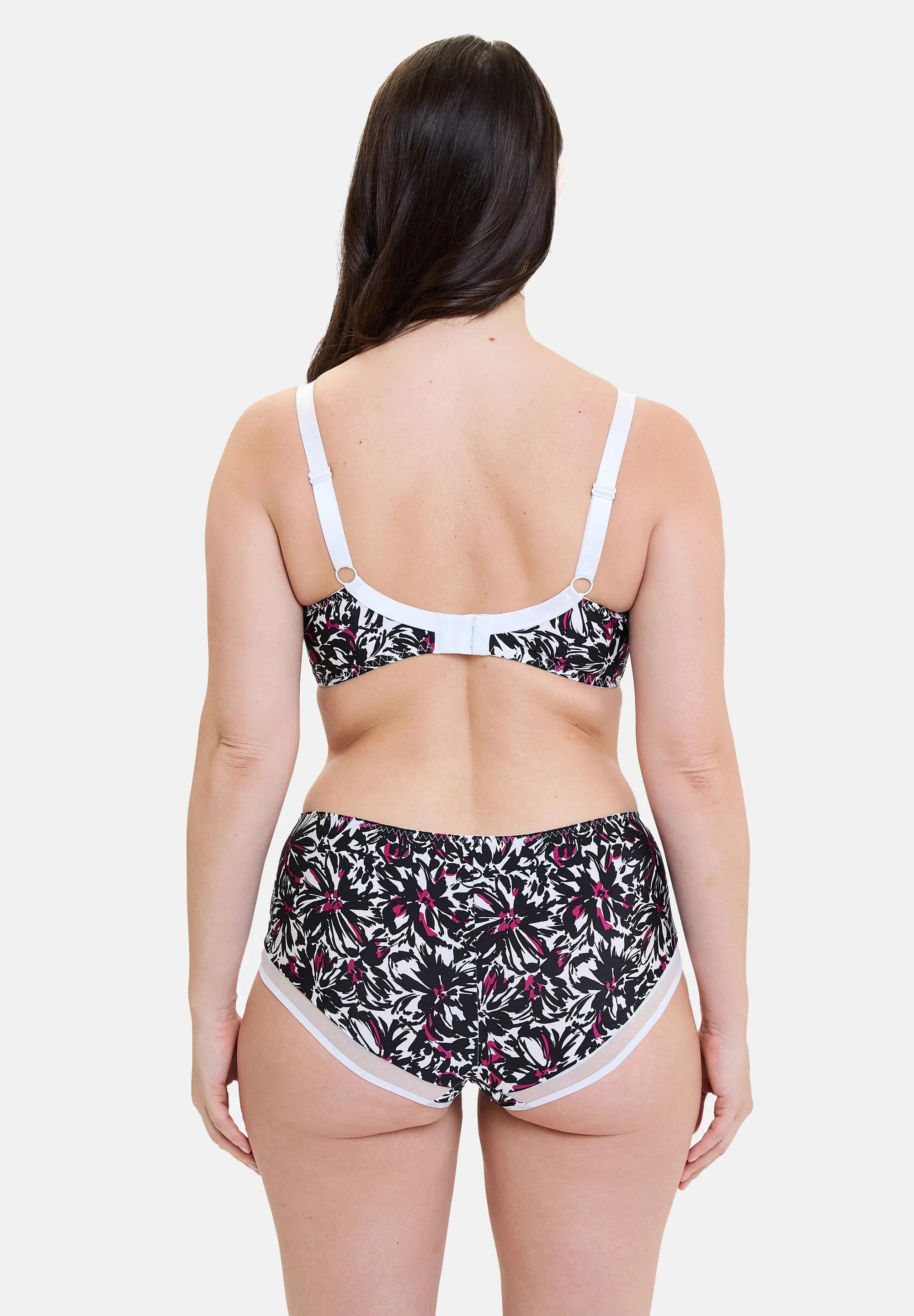 Mannequin portant Shorty Complice Fleurs Arty