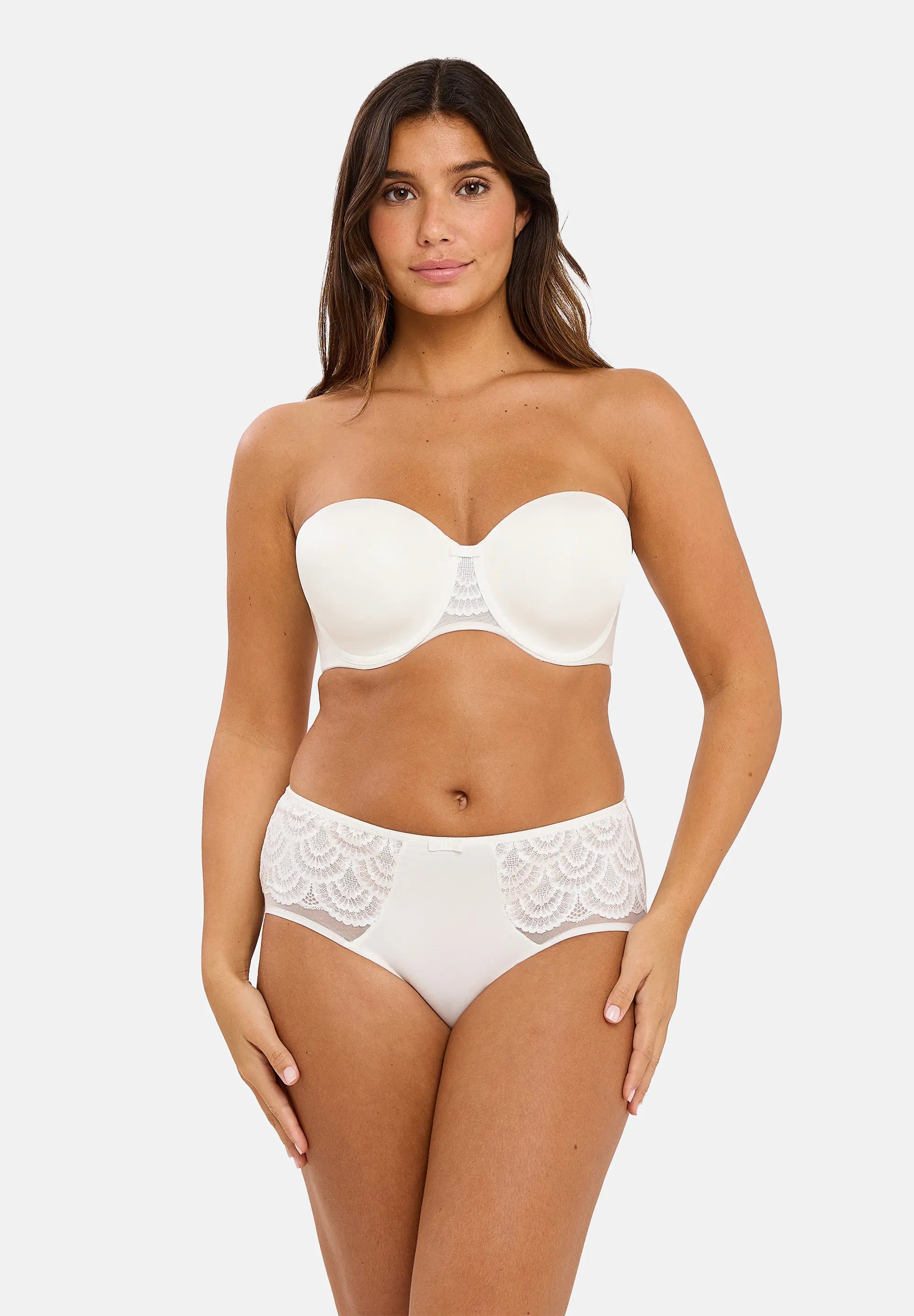Shorty ivoire pour femme avec broderie - porté avec un soutien-gorge bandeau