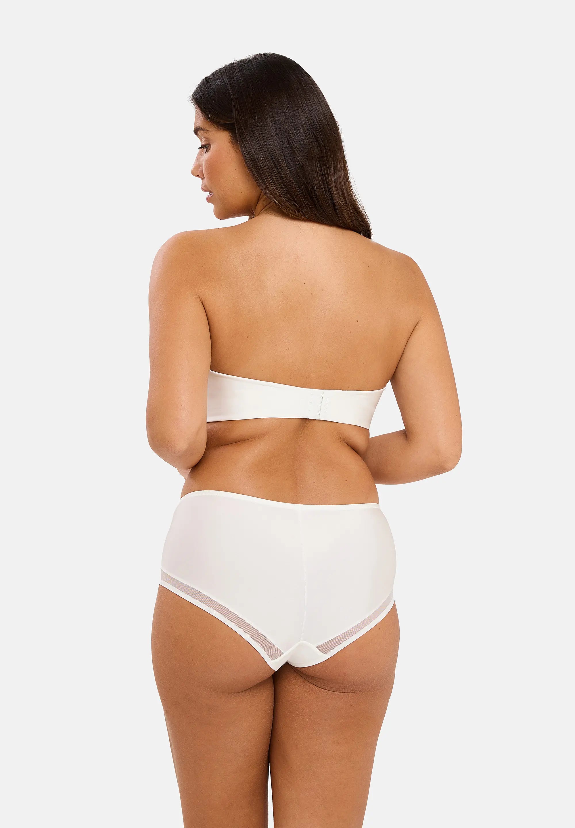 Shorty ivoire pour femme avec broderie - porté avec un soutien-gorge bandeau - de dos