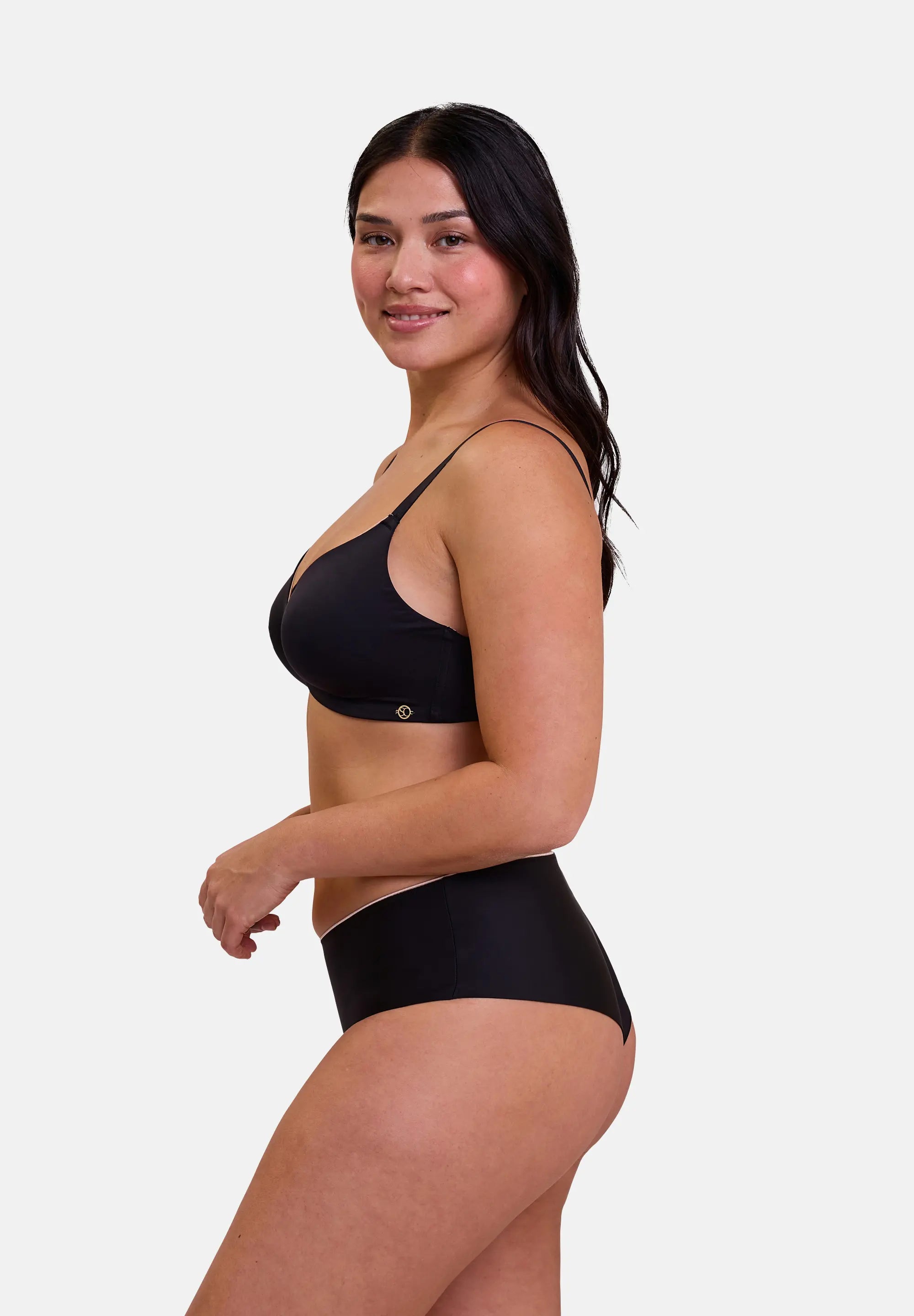 Ensemble soutien-gorge et shorty noir - de profil