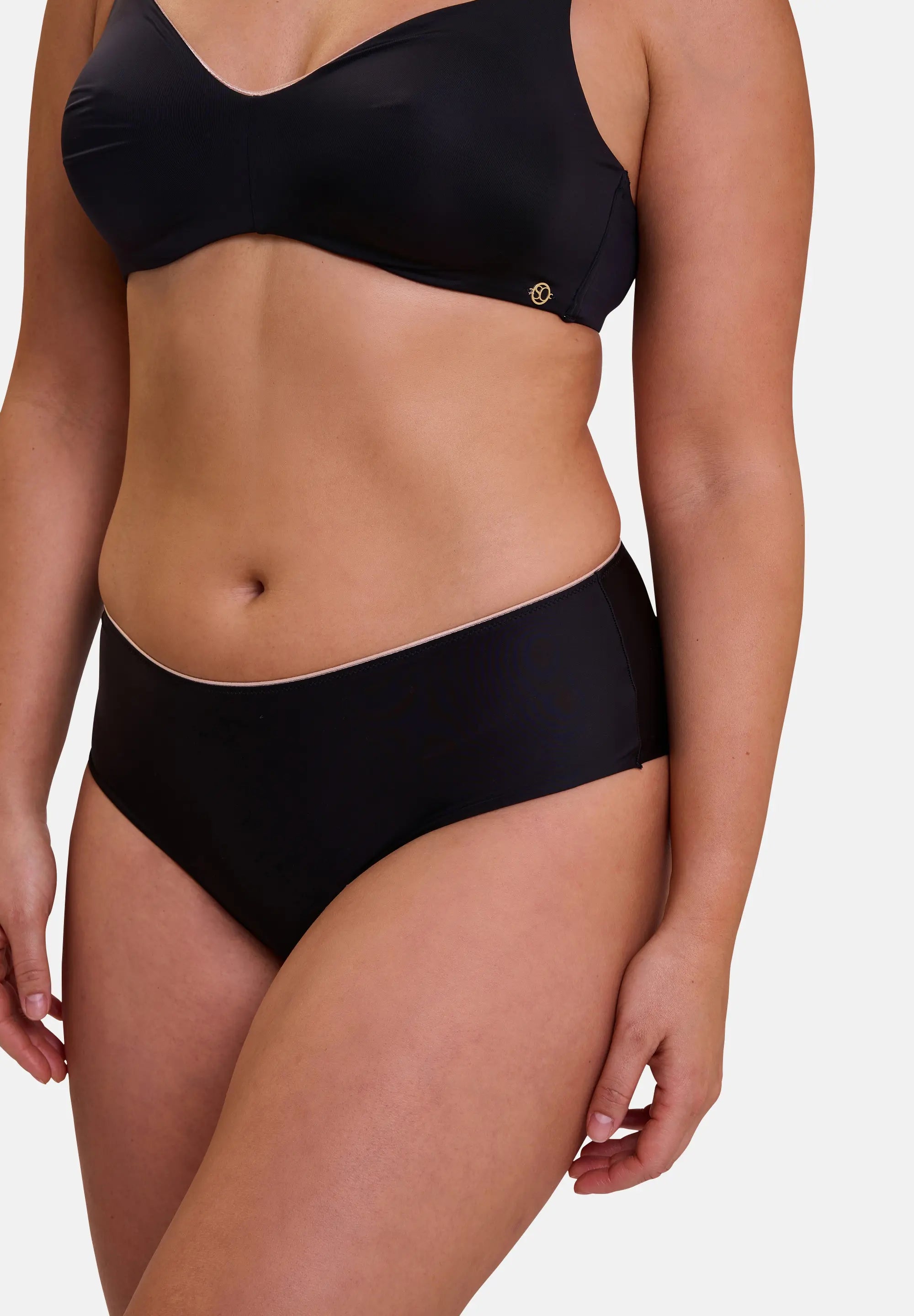 Zoom sur la texture du shorty noir pour femme