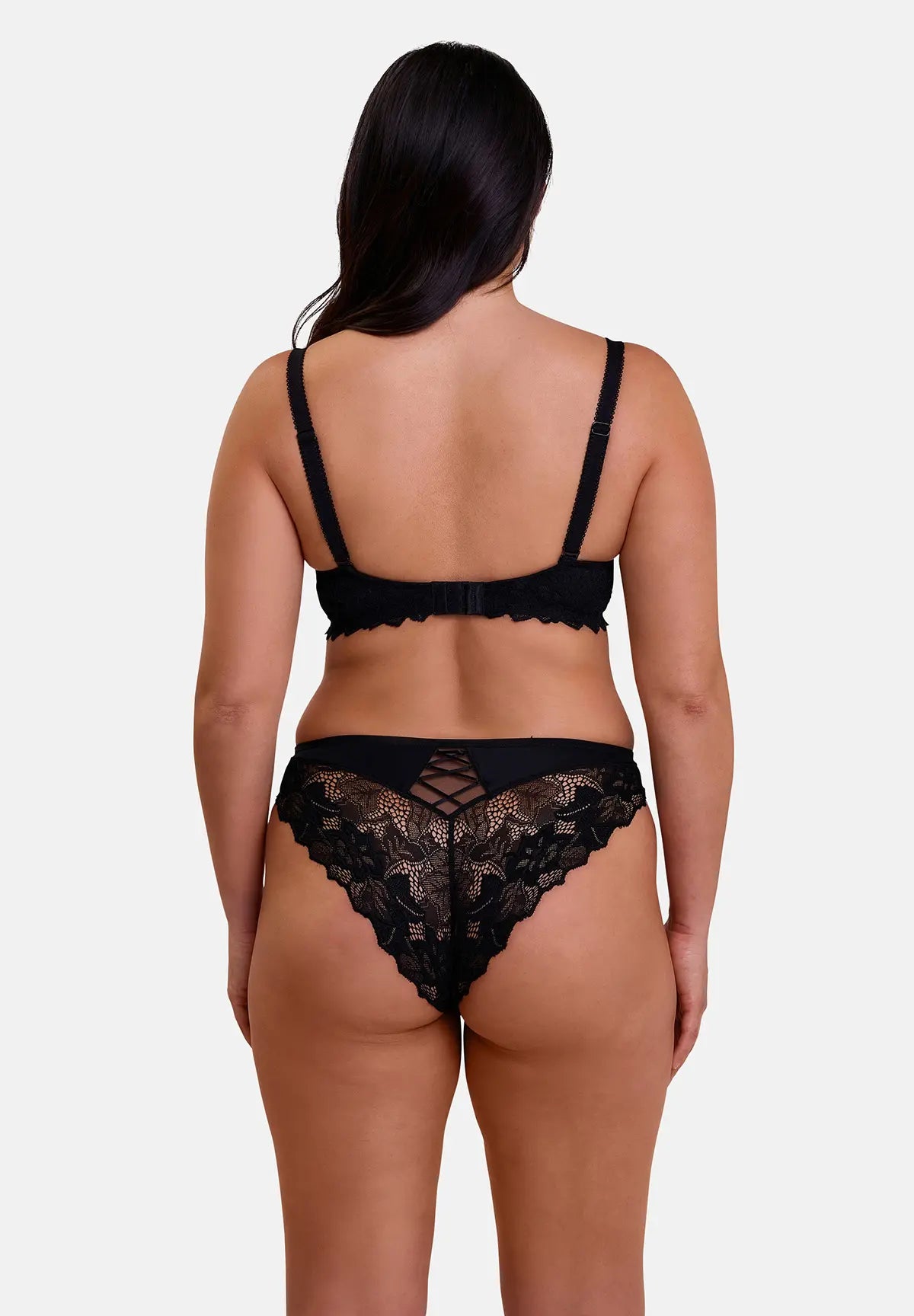 Slip pour femme noir à dentelle - porté avec un soutien-gorge - de dos