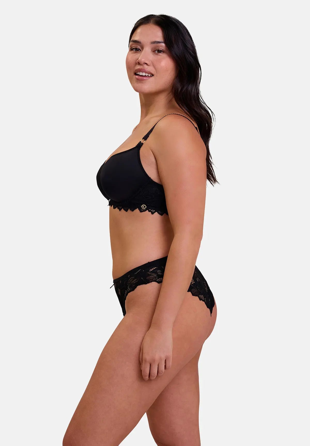 Slip pour femme noir à dentelle - porté avec un soutien-gorge - de profil