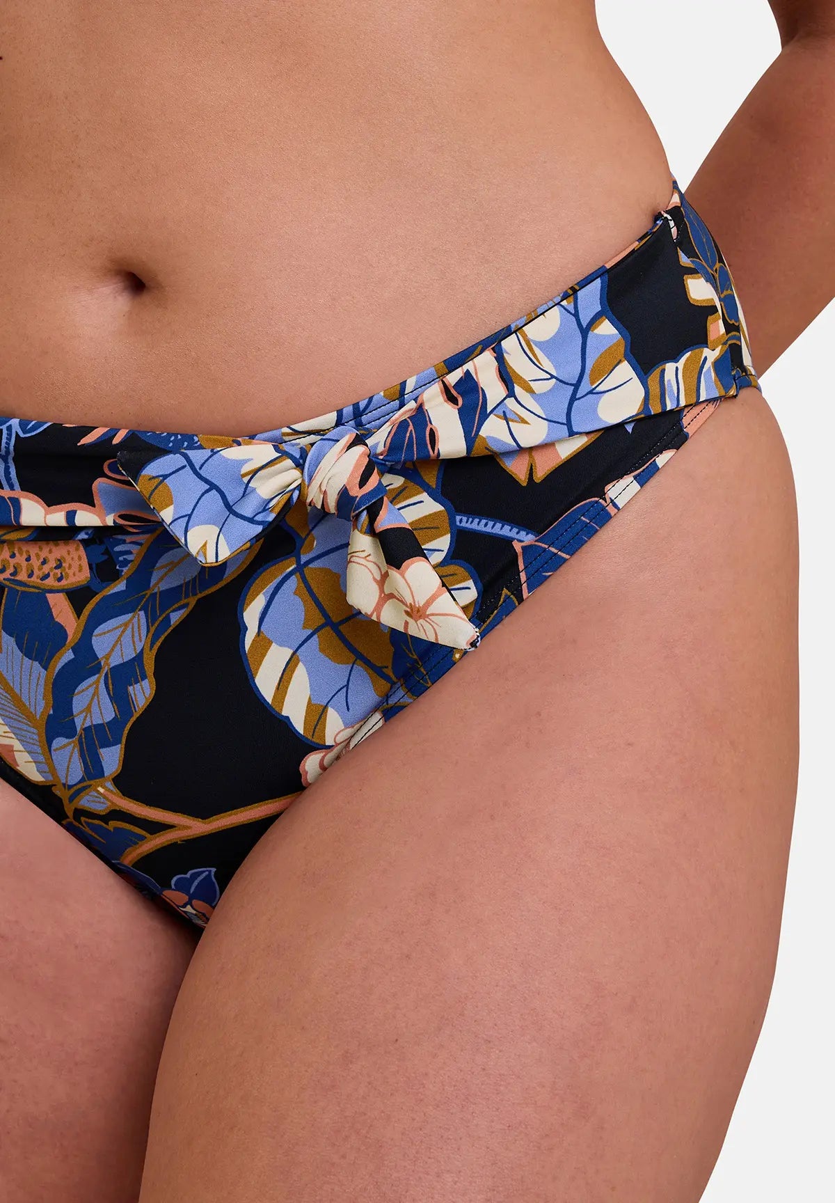 Zoom sur slip de bain pour femme - imprimé exotique noir