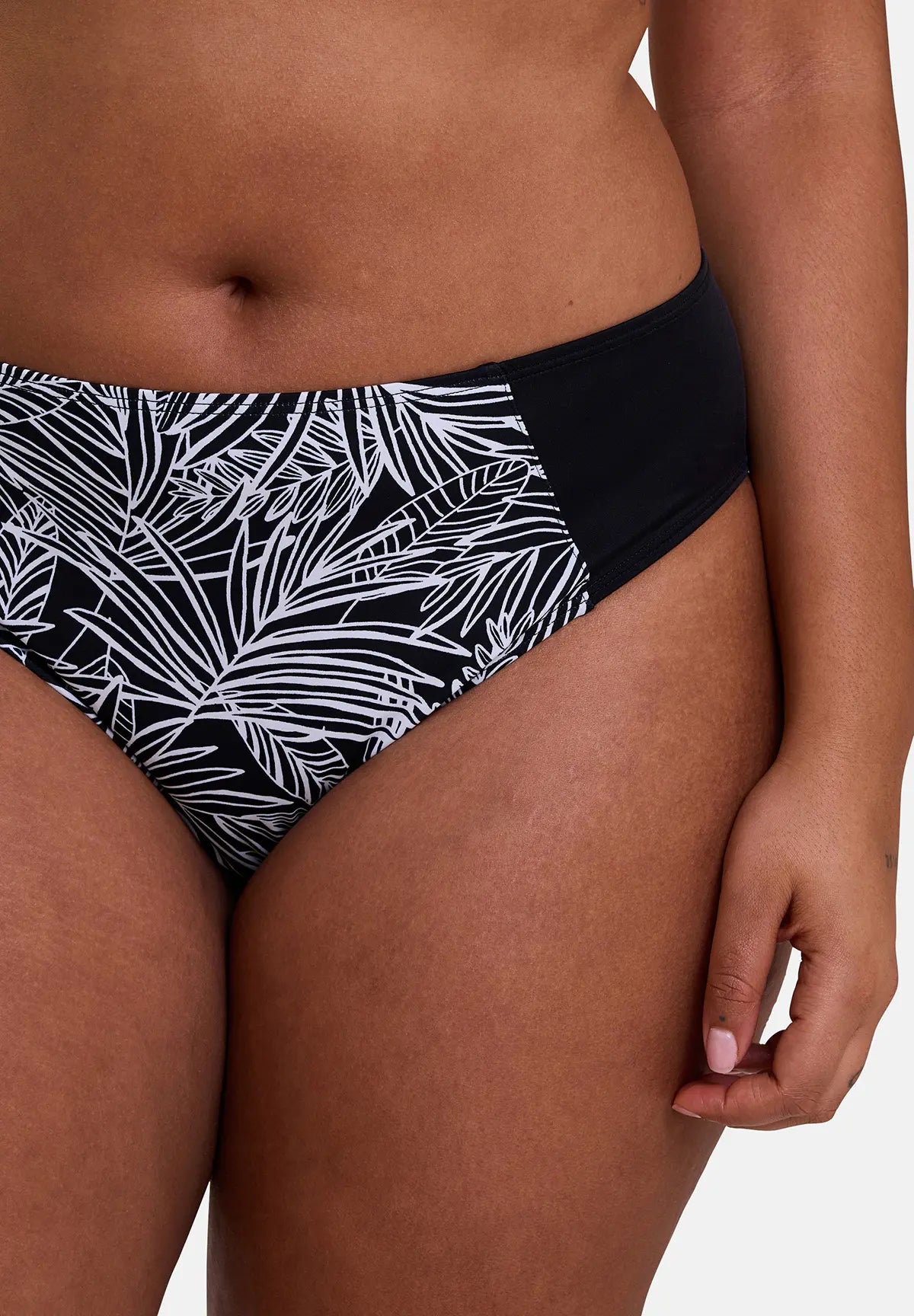 Zoom sur l'imprimé palmier du slip de bain pour femme