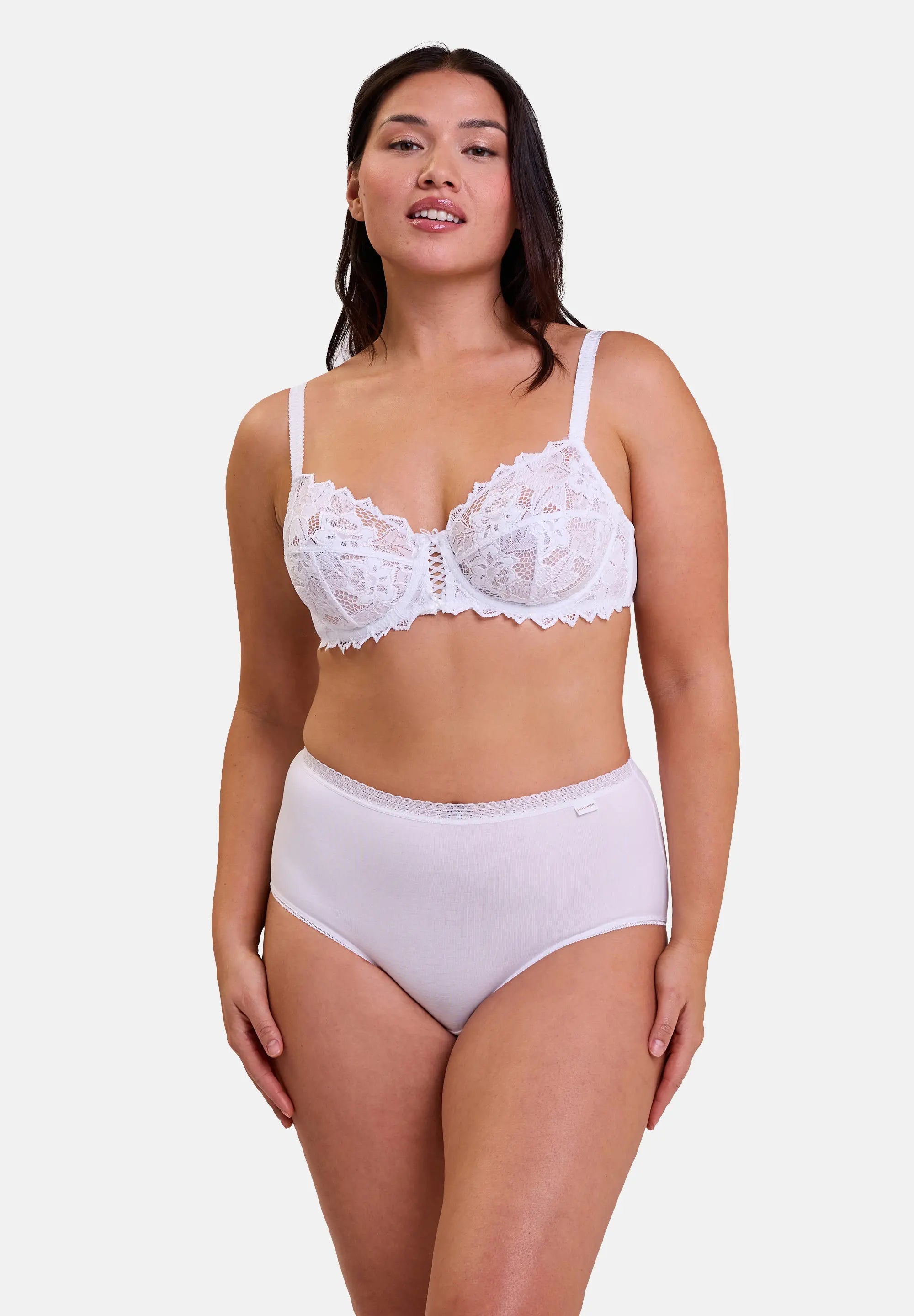 Slip en coton blanc pour femme porté avec soutien-gorge