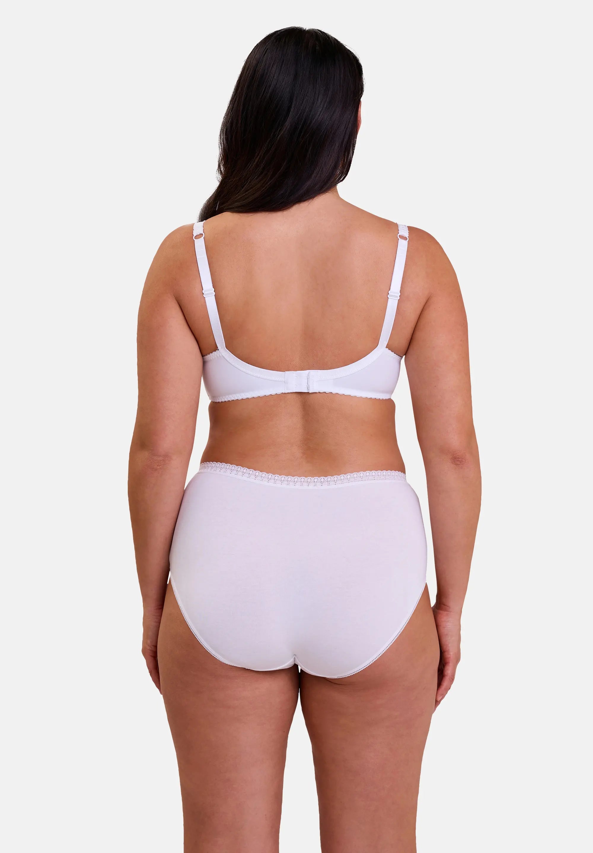 Slip en coton blanc pour femme porté avec soutien-gorge - de dos