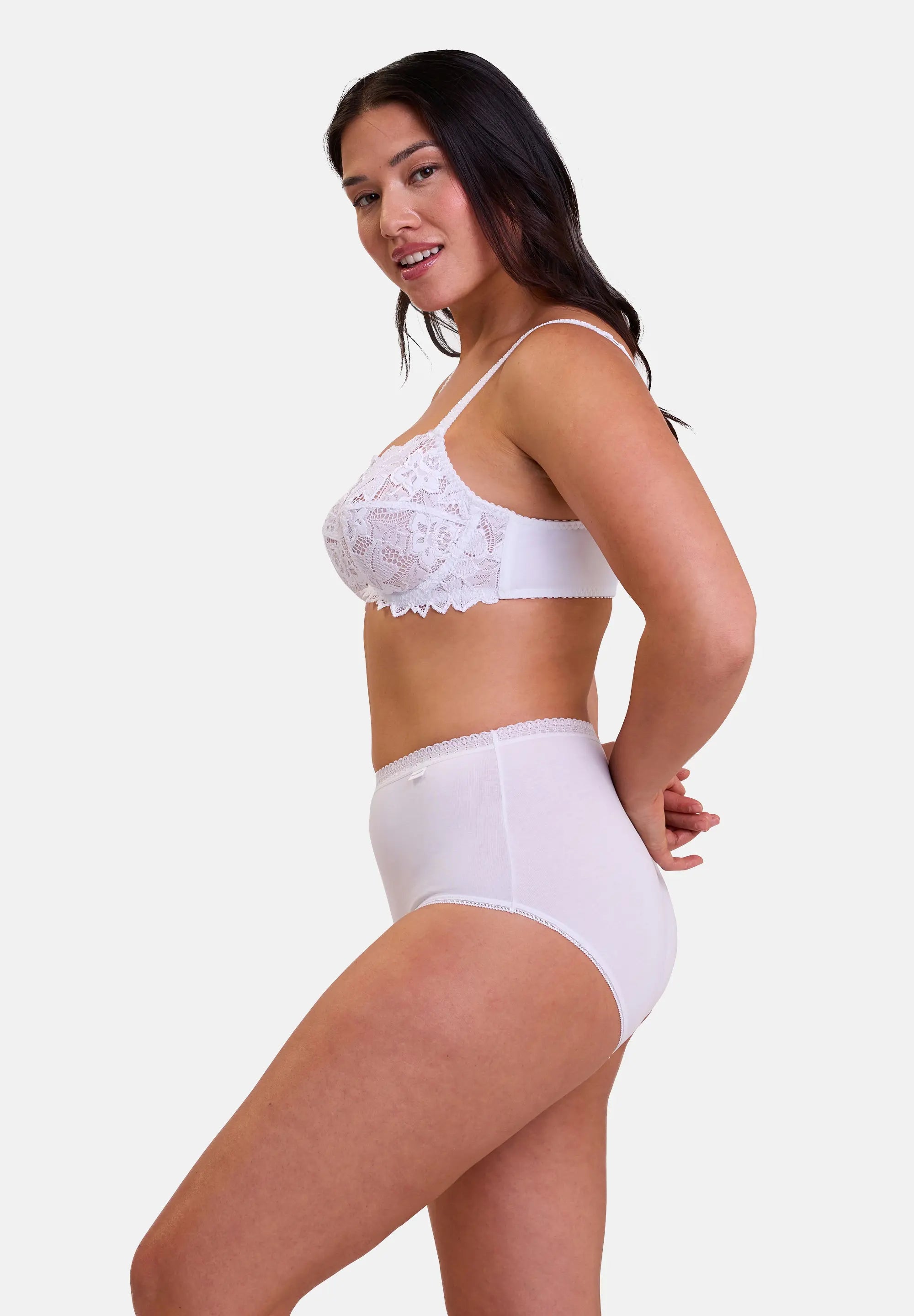 Slip en coton blanc pour femme porté avec soutien-gorge - de profil